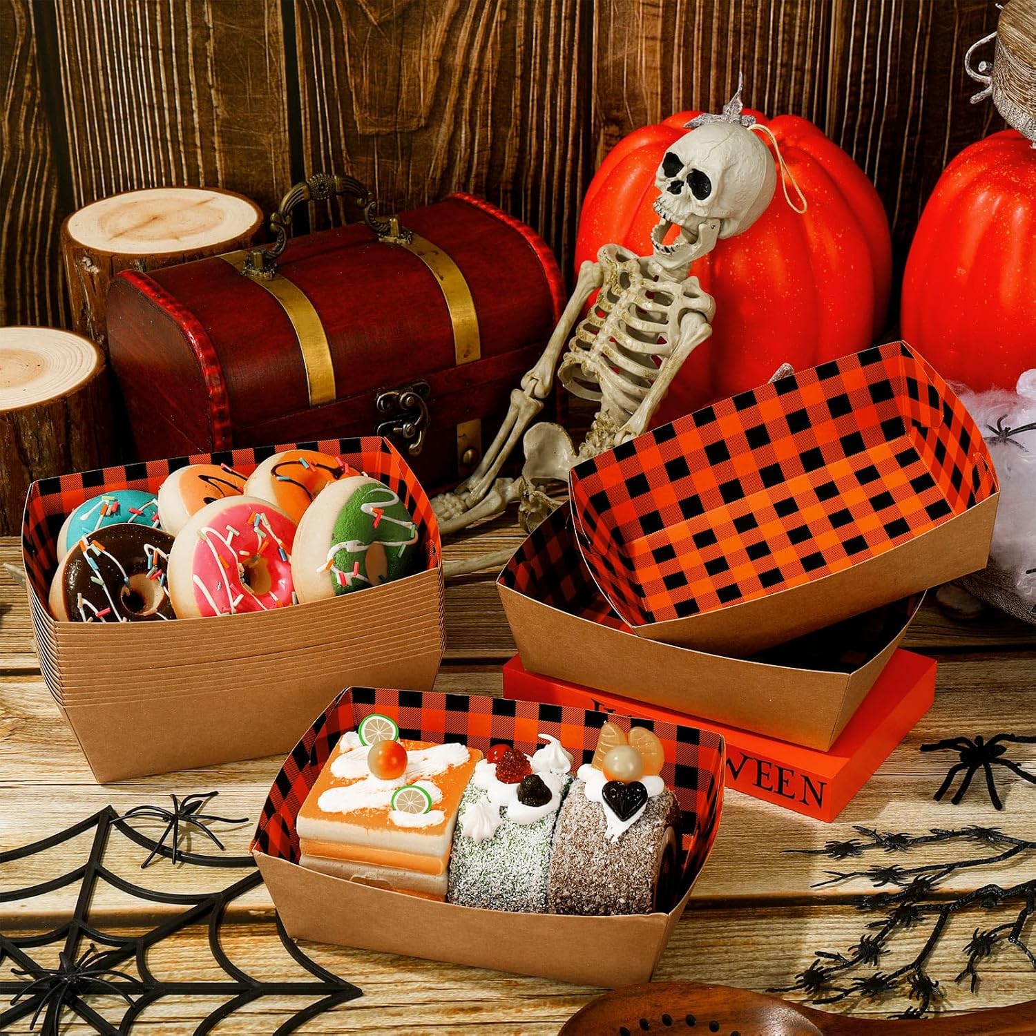 Whaline 50 bandejas de papel de Halloween para comida de papel a cuadros negros y naranjas, botes de comida con guantes de plástico, bandejas