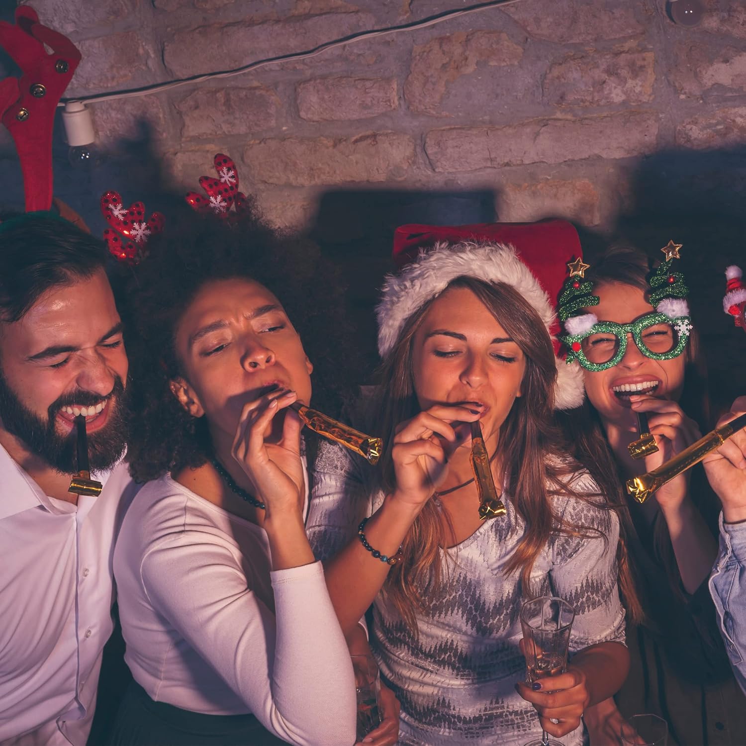 4E’s Novelty NYE Noisemakers – Paquete de 50 suministros de fiesta de Nochevieja a granel para adultos y niños, regalos de fiesta para adultos y
