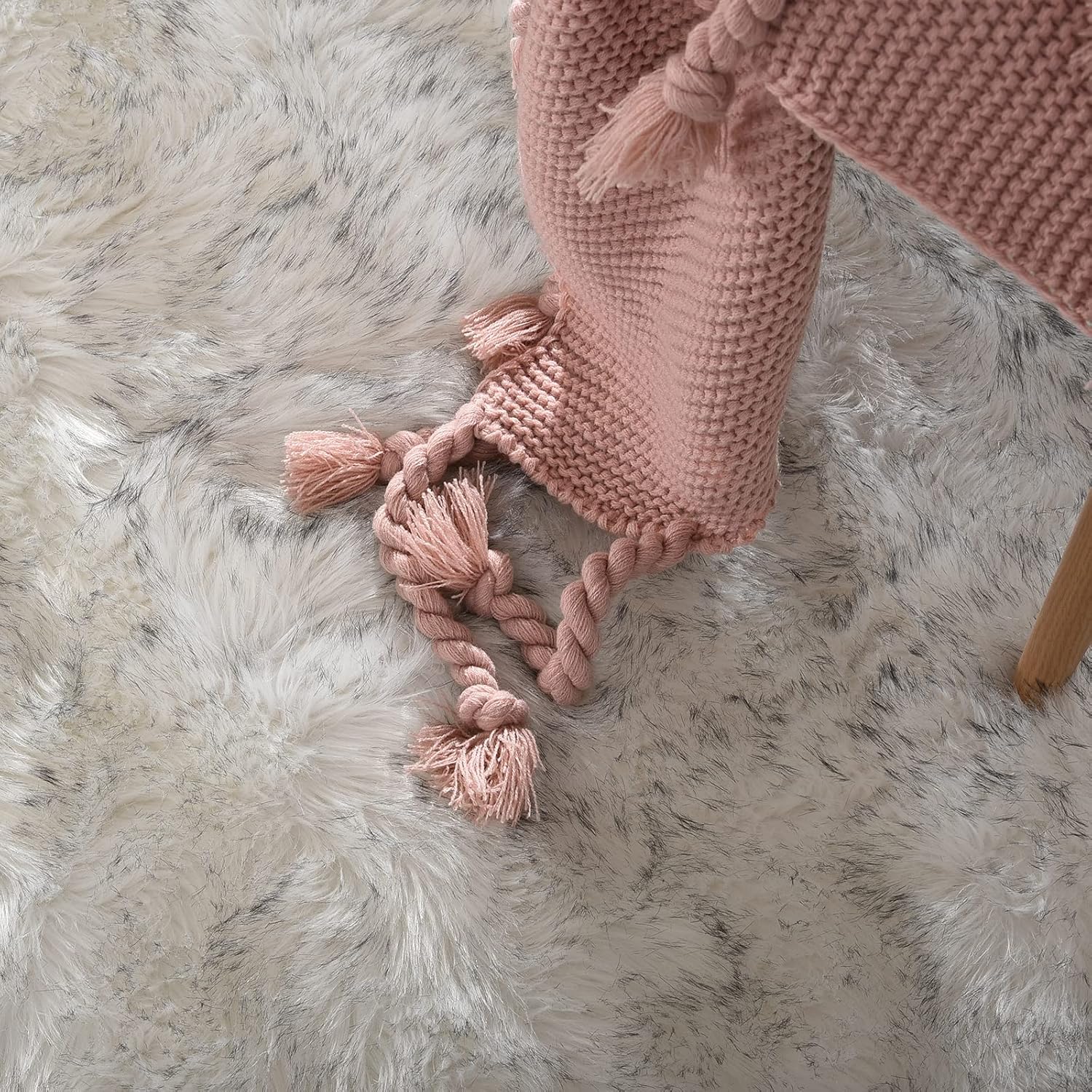 Alfombra de pasillo de 2 x 6 pies para dormitorio, con puntas blancas y grises, lavable de piel de oveja sintética, alfombra para dormitorio de