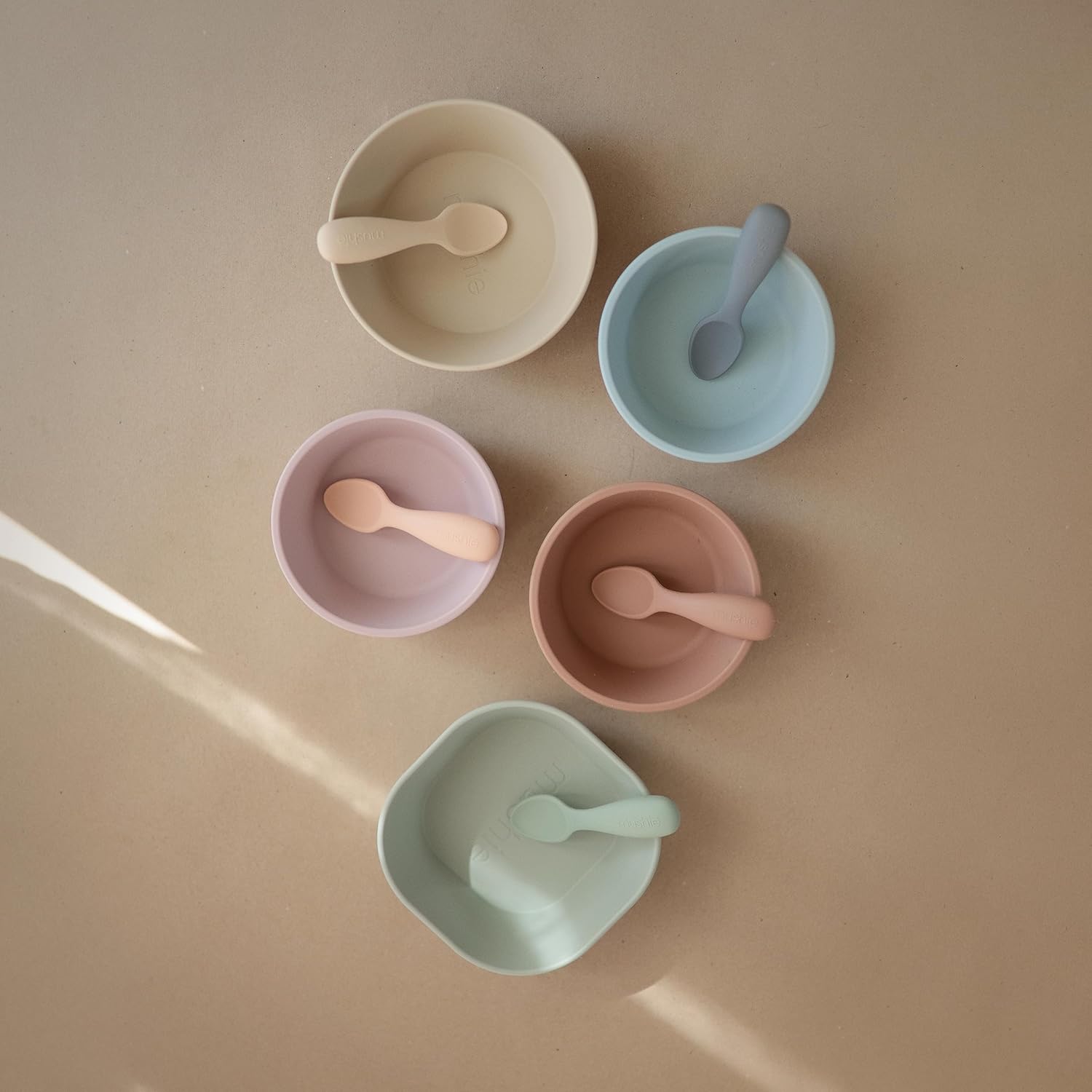 mushie Cucharas de silicona para niños pequeños  Paquete de 2 (TradewindsShifting Sand)