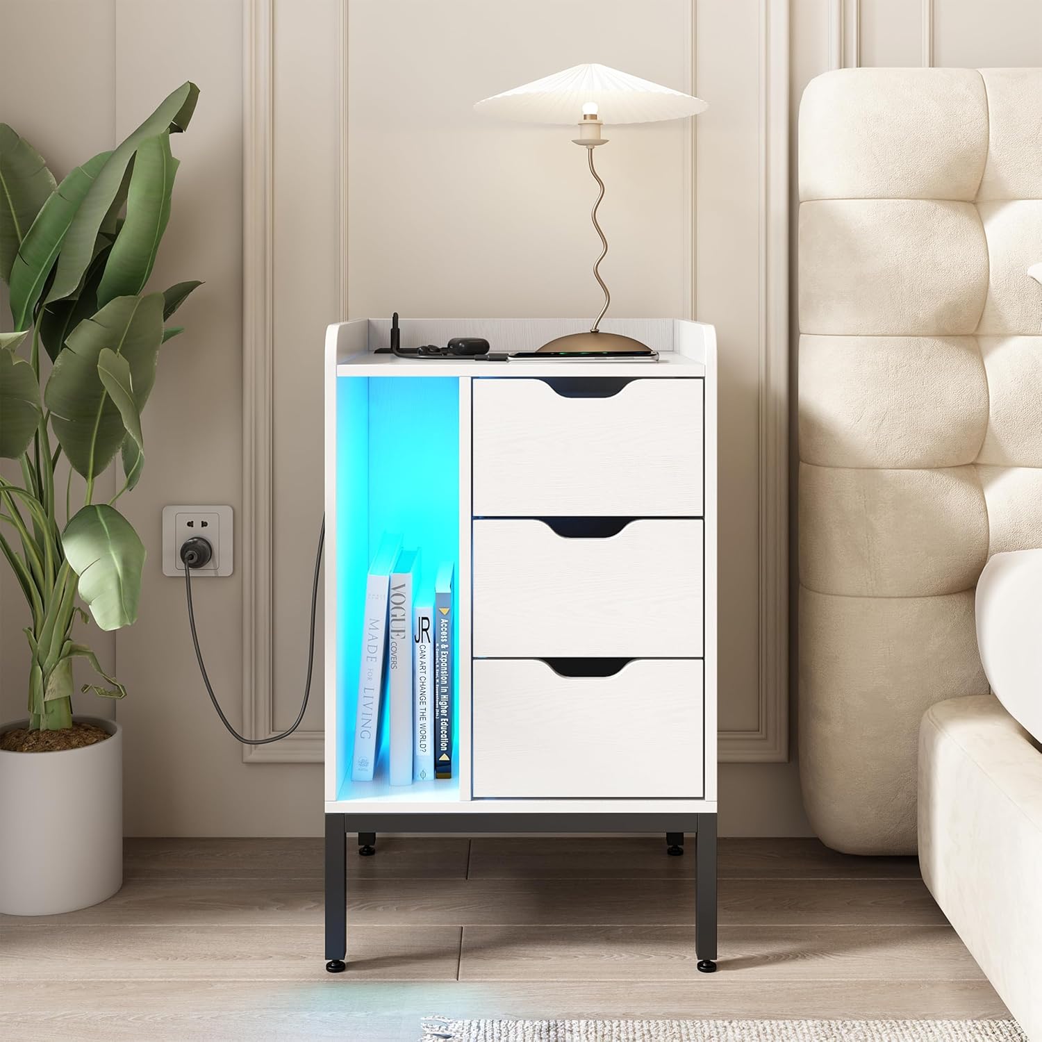 Mesita de noche con estación de carga y luces LED, mesita de noche blanca con tomas de corriente, mesa auxiliar de diseño moderno con 3 cajones,