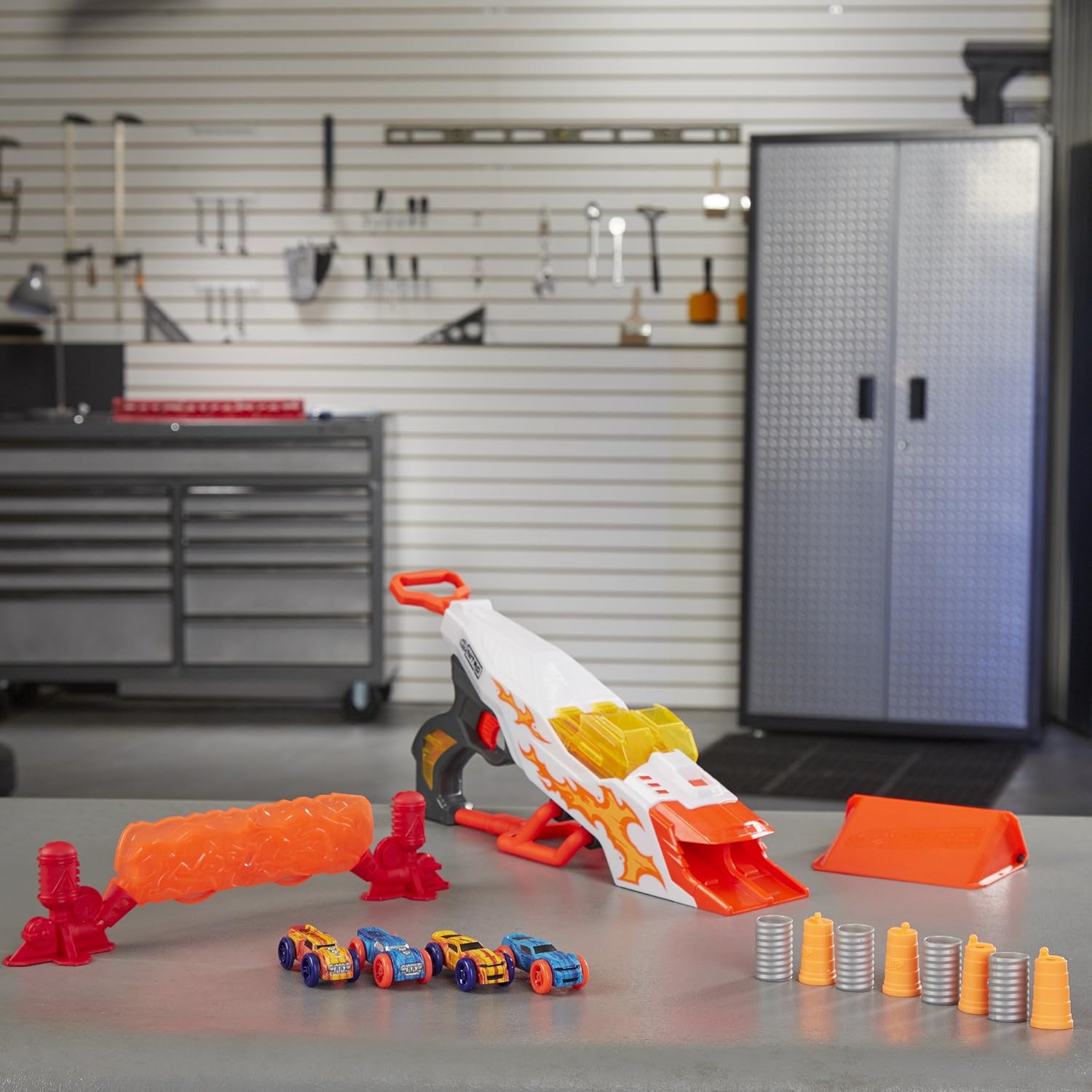 NERF Doubleclutch Inferno Nitro Toy incluye blaster, 4 coches de cuerpo de espuma, doble objetivo reactivo, doble rampa y 8 obstáculos para niños de