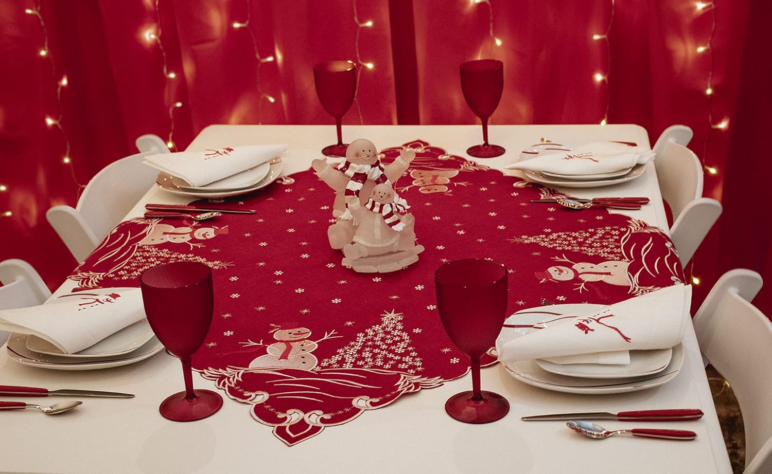 Hermosamente elegante decoración de árboles plateados y muñeco de nieve sobre lino rojo, mantel pequeño, centro de mesa (cuadrado de 34 pulgadas)