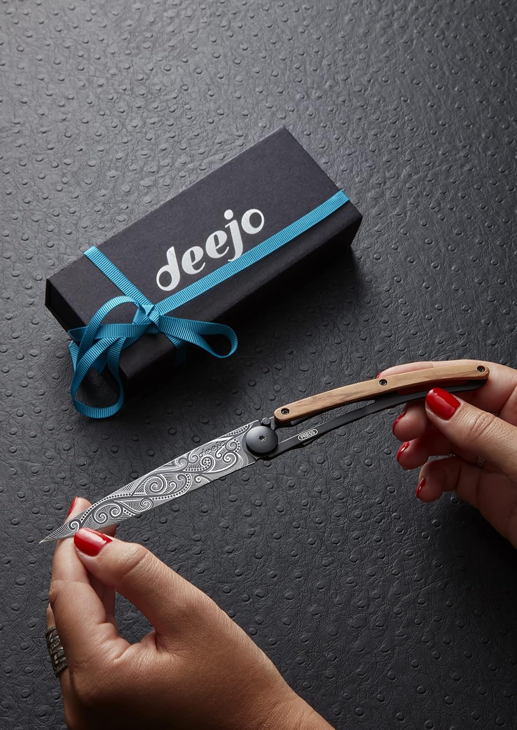 deejo – Serrado 1.3 onzas, madera de olivo, titanio negro, pacífico – Cuchillo plegable de bolsillo ultraligero con clip para cinturón – Acero