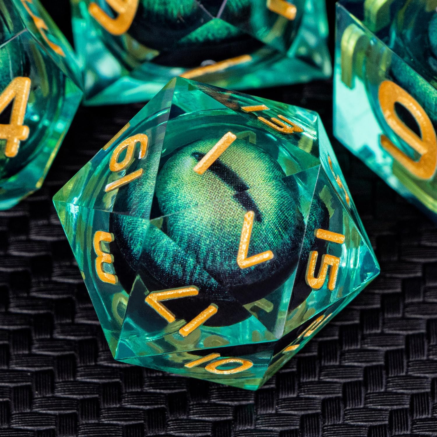 ARUOHHA DND – Juego de dados de resina con núcleo líquido D y D de ojo de dragón con caja de regalo, dados de bordes afilados verdes, mazmorras y