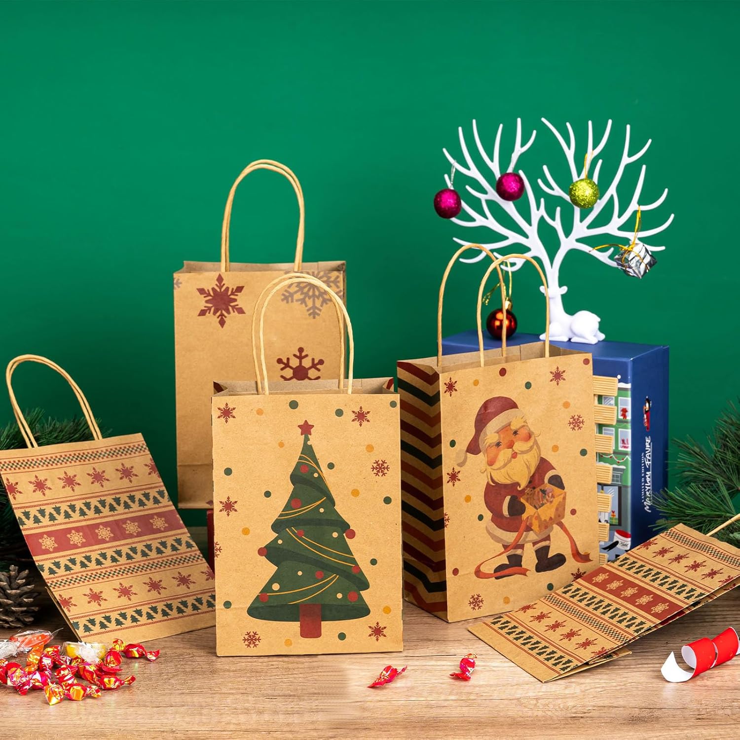 RACETOP 24 bolsas pequeñas de regalo de Navidad con asas, 4 diseños de bolsas de papel kraft de Navidad para bolsas de regalos de Navidad, recuerdos