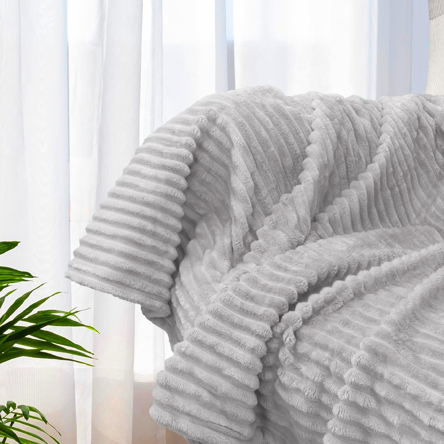PAVILIA Manta de vellón suave para cama King, color gris claro, manta de franela de felpa mullida, cálida y acogedora manta de microfibra acanalada