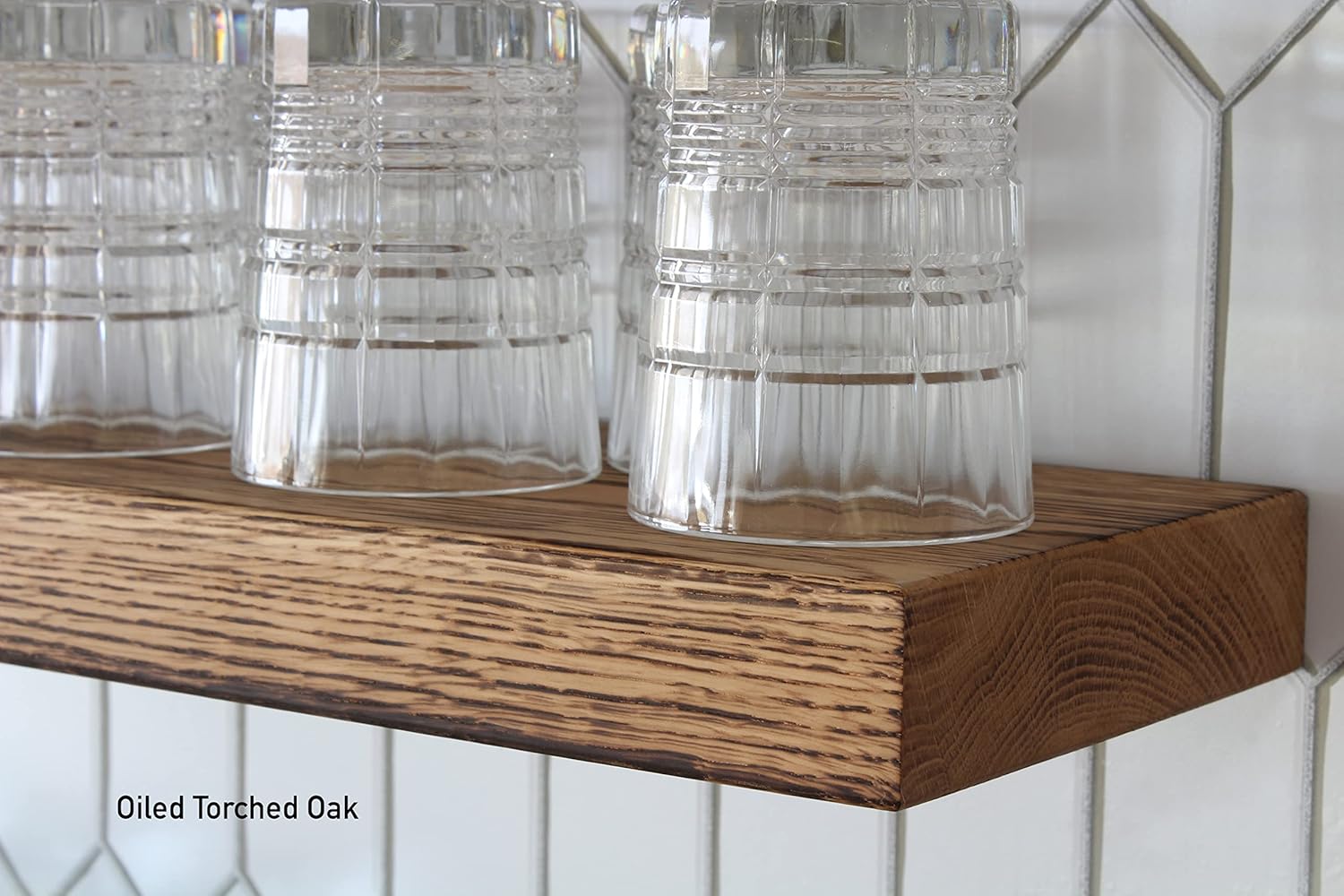 Urban Legacy Accent – Estantes flotantes  Madera dura de roble con acabado antorchado y soportes flotantes  Juego de 2 (24 x 7 x 2 pulgadas, roble