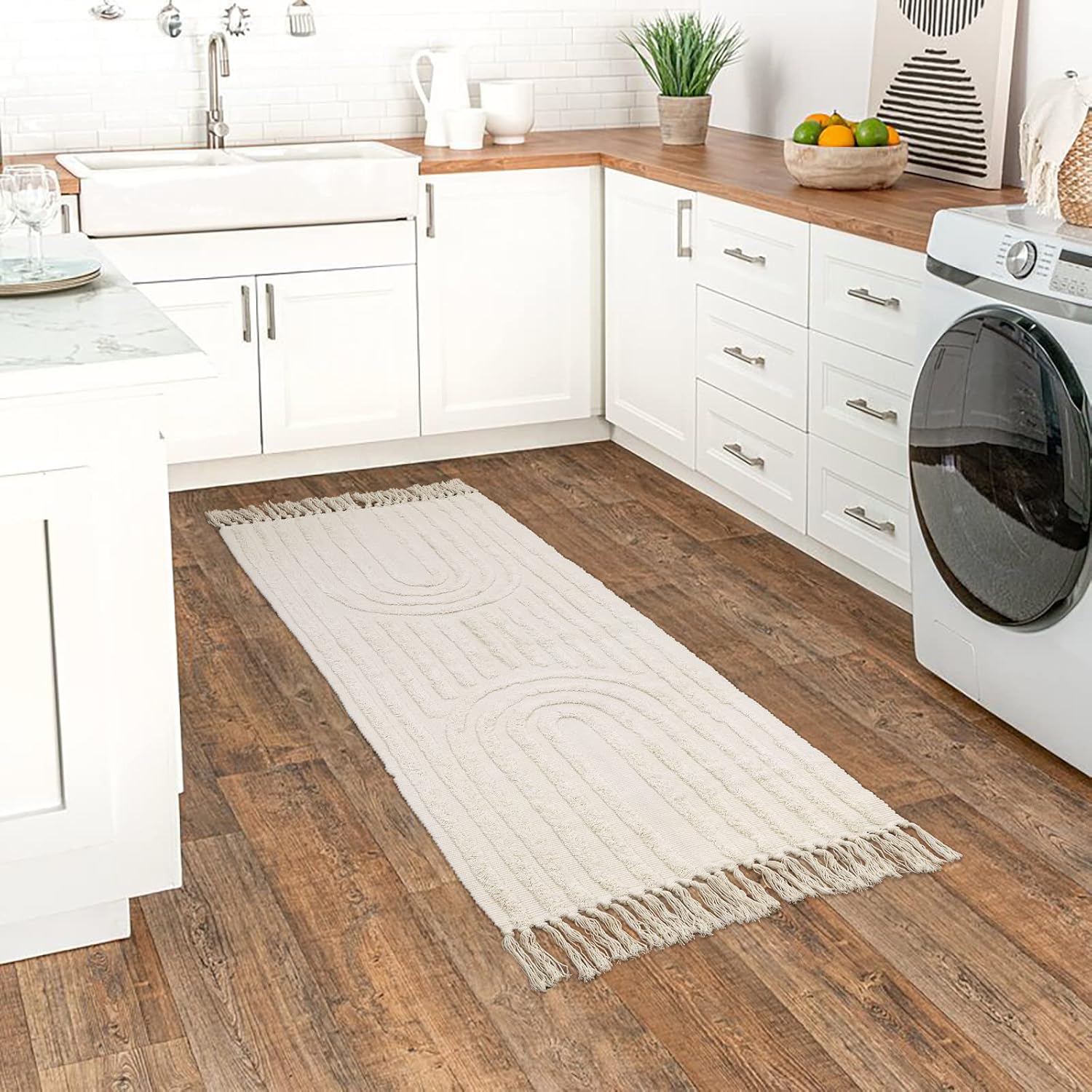 Lanffia Alfombra bohemia de camino de cocina, 2 x 4.3 pies, color beige, tejida y lavable, alfombra de algodón con borlas, moderna alfombra de baño