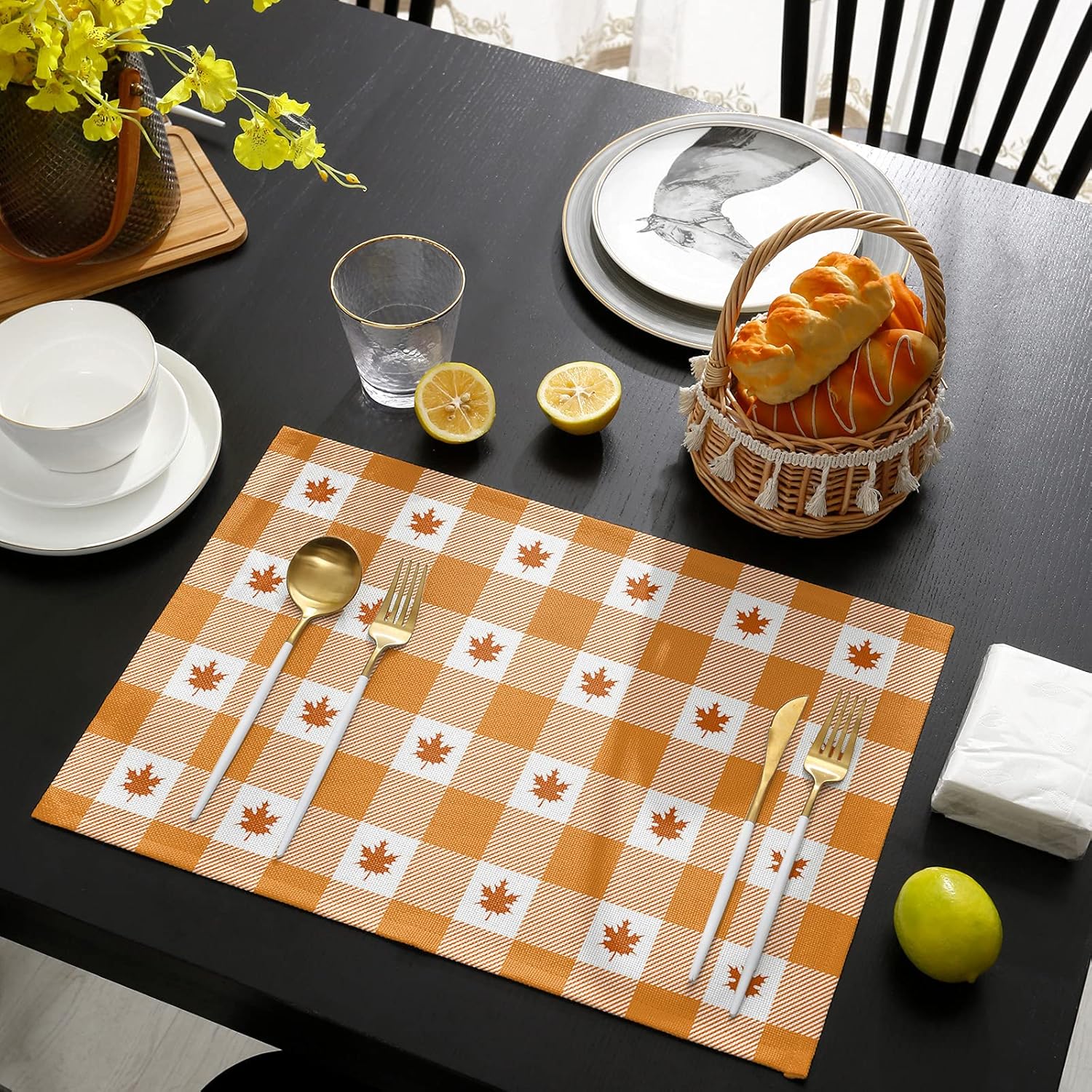 Juego de 6 manteles individuales de otoño para el día de Acción de Gracias, hojas de arce, color naranja y blanco, a cuadros, resistentes al calor,