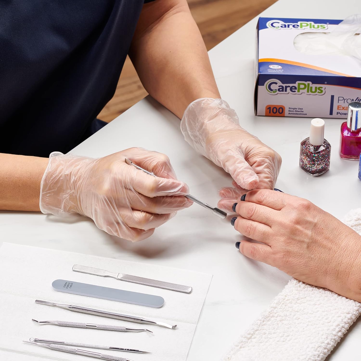 Care Plus – Guantes desechables de vinilo, tamaño extragrande, resistentes, no estériles, sin polvo, goma sin látex, 100 unidades, seguros para