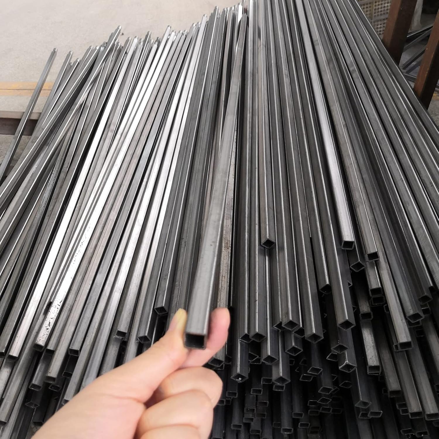 Balaustres cuadrados de hierro forjado de 12 x 44 pulgadas, husillos huecos de hierro para escaleras interiores (negro satinado, paquete de 10)