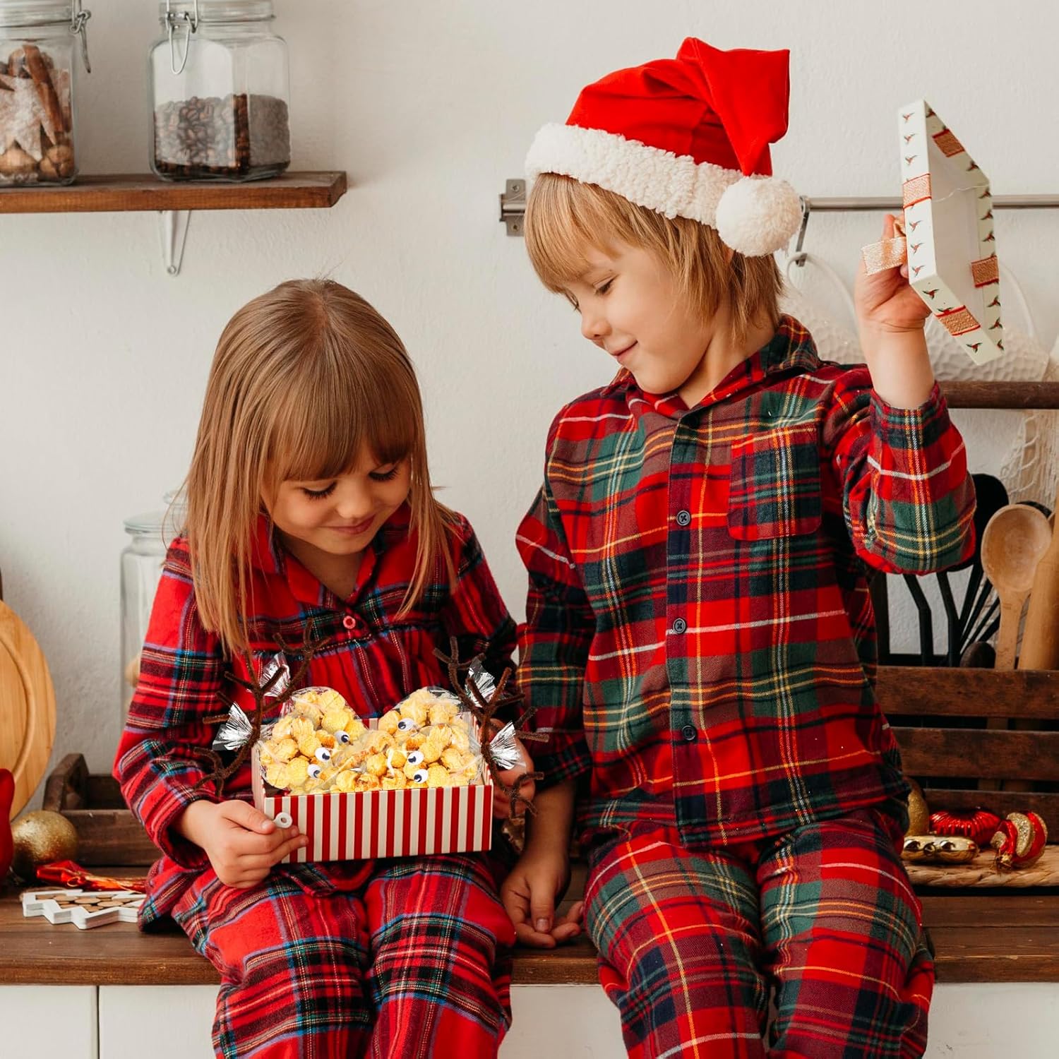 Whaline Juego de 500 bolsas de cono de Navidad transparentes, tallos de felpilla marrón, bolas de pompón rojo y ojos ondulados, juego de limpiadores