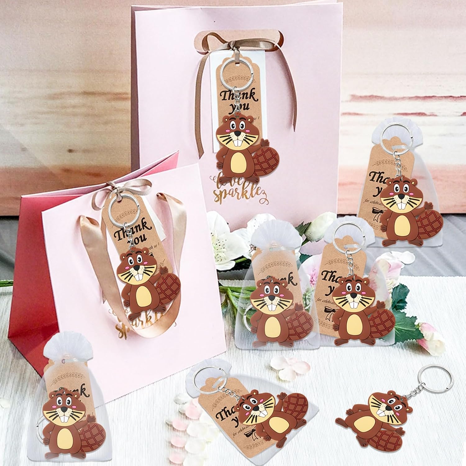 El paquete de 60 regalos de fiesta de castor incluye 20 llaveros de castor, 20 etiquetas de agradecimiento, 20 bolsas de regalo para fiesta de