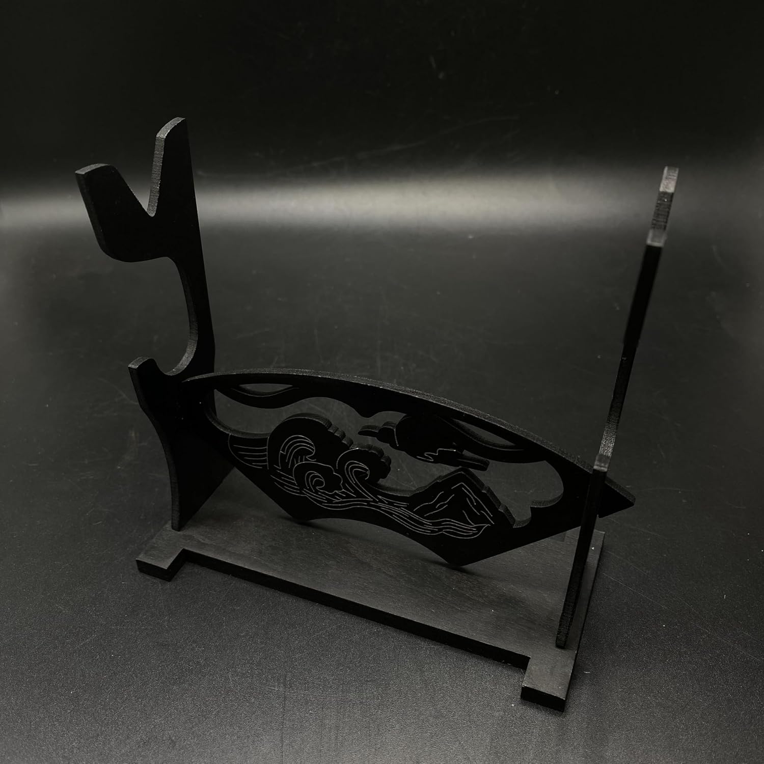 Soporte de exhibición de espada, soporte de madera Katana de 2 niveles, diseño de paisaje tallado negro, soporte para armas, escaparate elegante