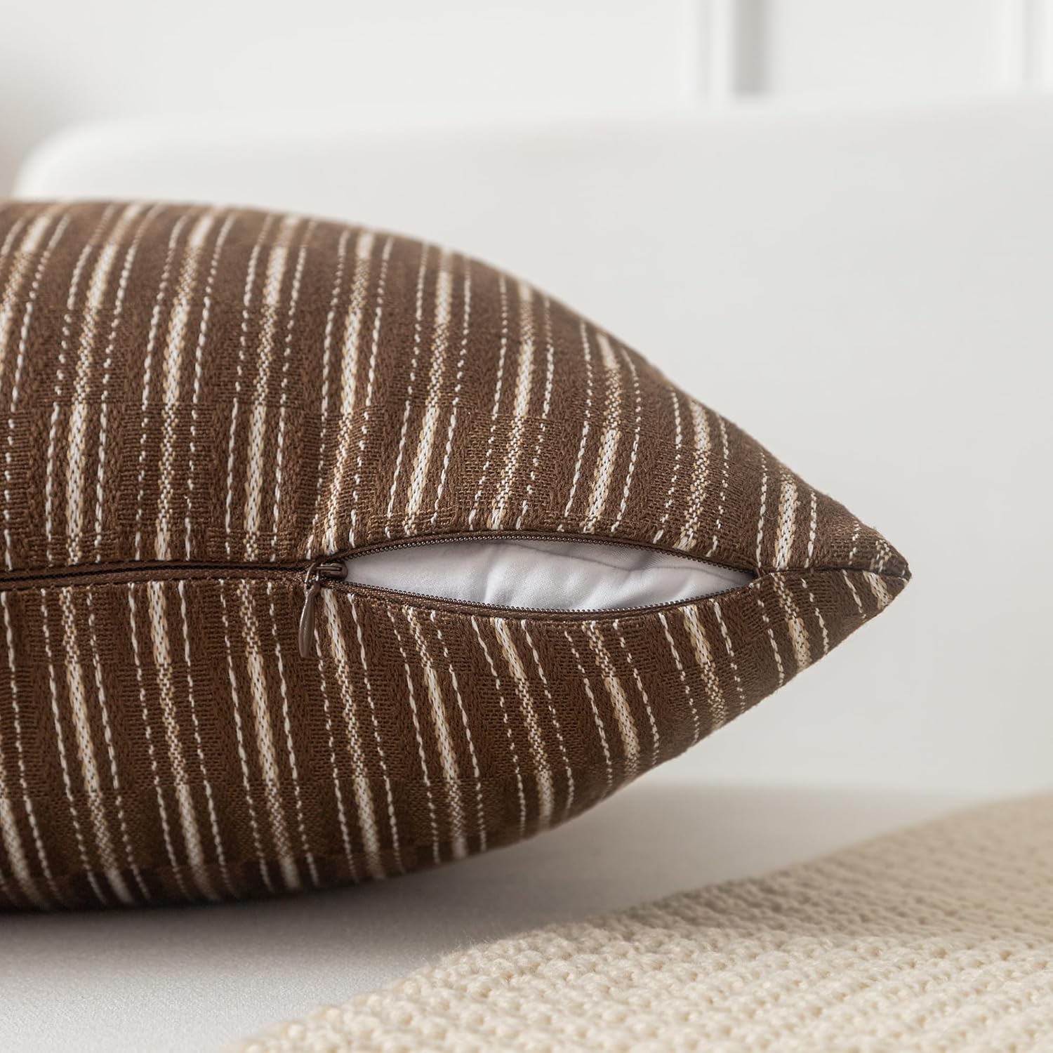 Kevin Textile – Juego de 2 fundas de cojín decorativas de lino a rayas marrón y beige de 20 x 20 pulgadas, fundas de cojín cuadradas modernas para