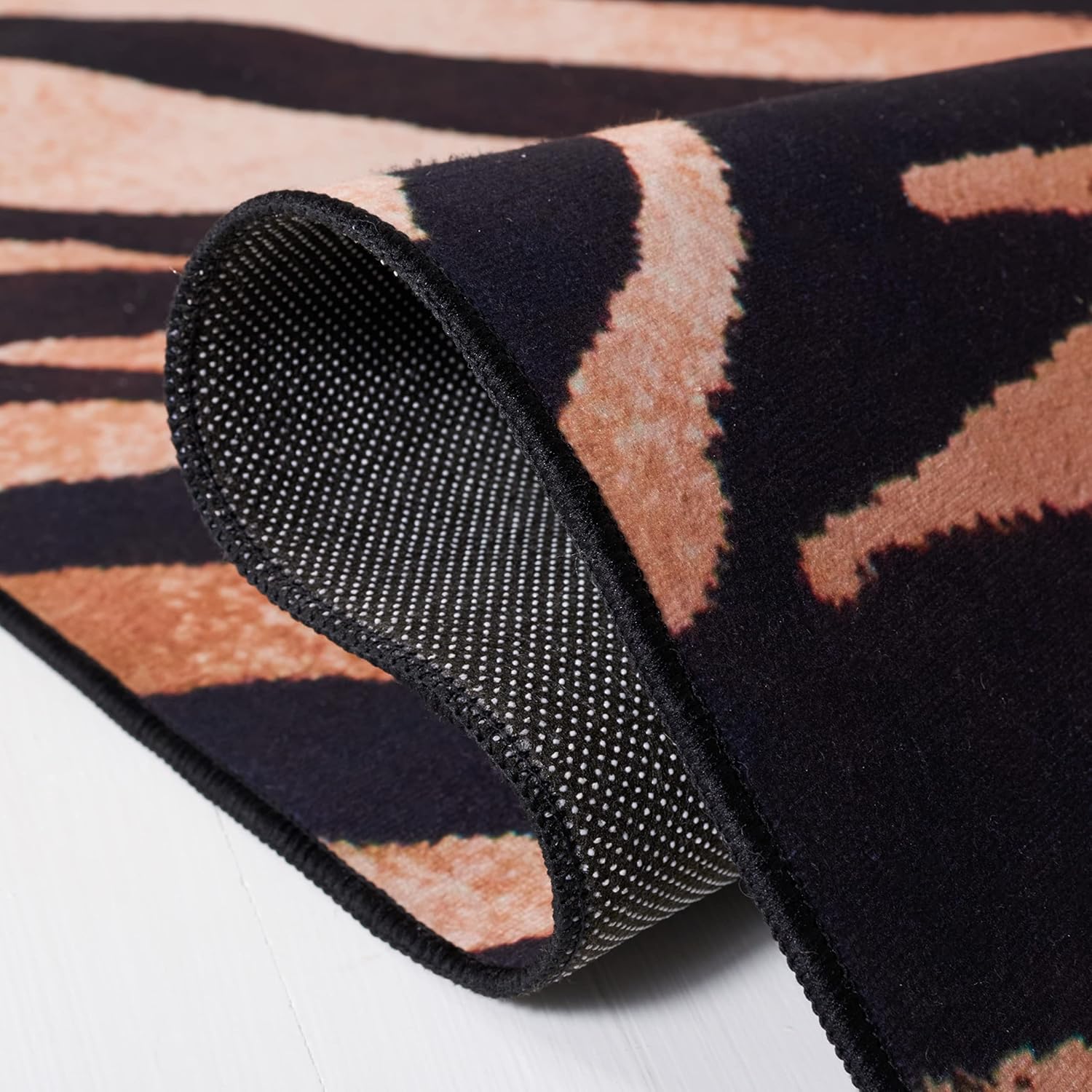 SAFAVIEH Alfombra de área de la colección Faux Hide – 6 x 9 pies, diseño de estampado de tigre, no desprende pelusa y de fácil cuidado, lavable a