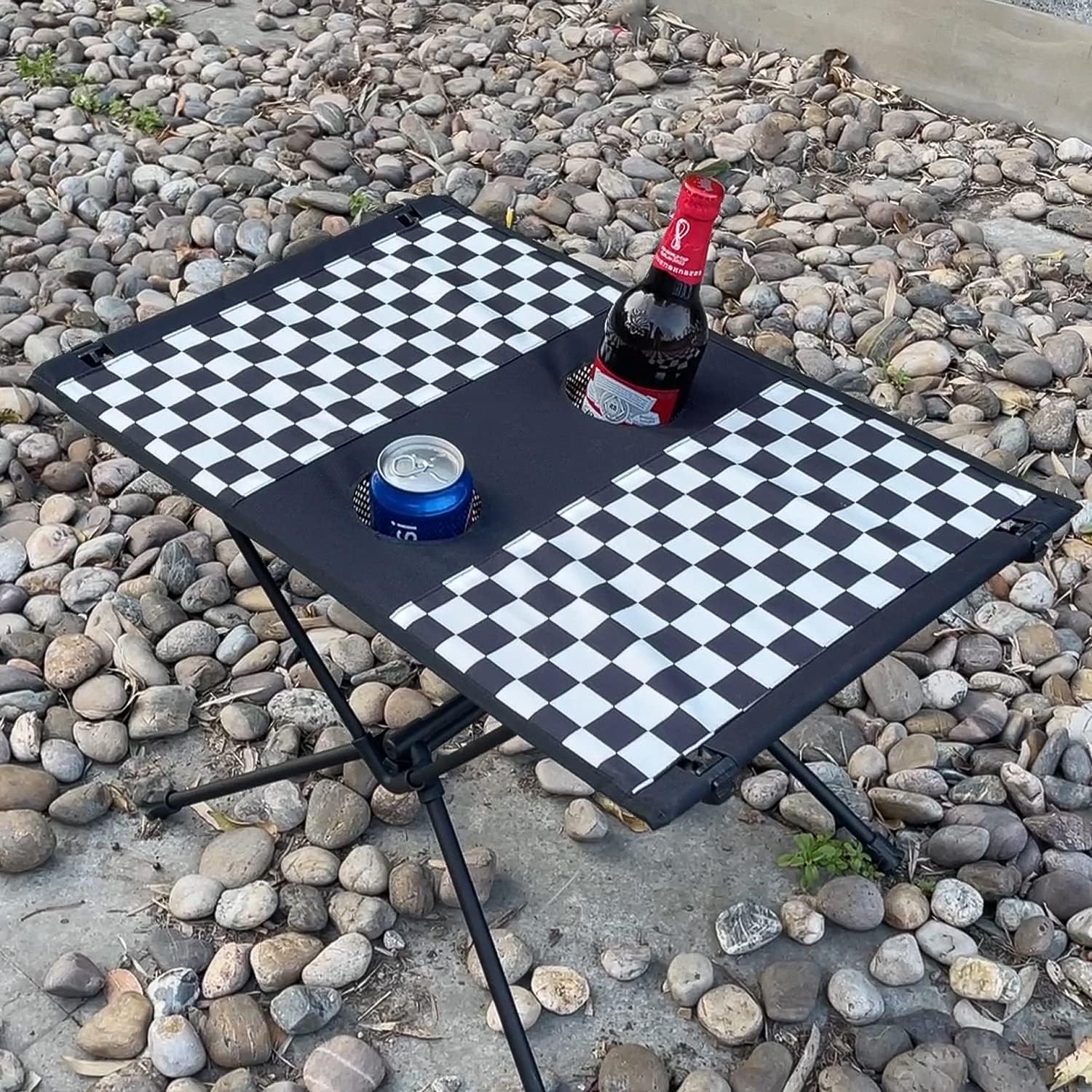 Sutekus Mesa de camping plegable con 2 portavasos, compacta y ligera, con tapa dura, con bolsa de almacenamiento (desierto)