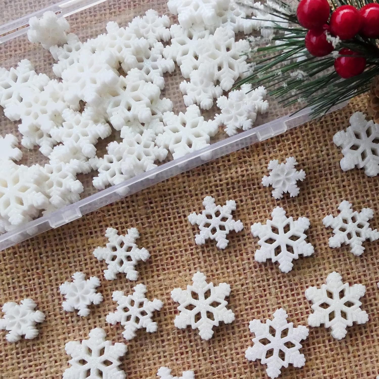 HADDIY Pequeños copos de nieve para manualidades, 60 piezas de mini copos de nieve de plástico con purpurina blanca para adornos de Navidad y