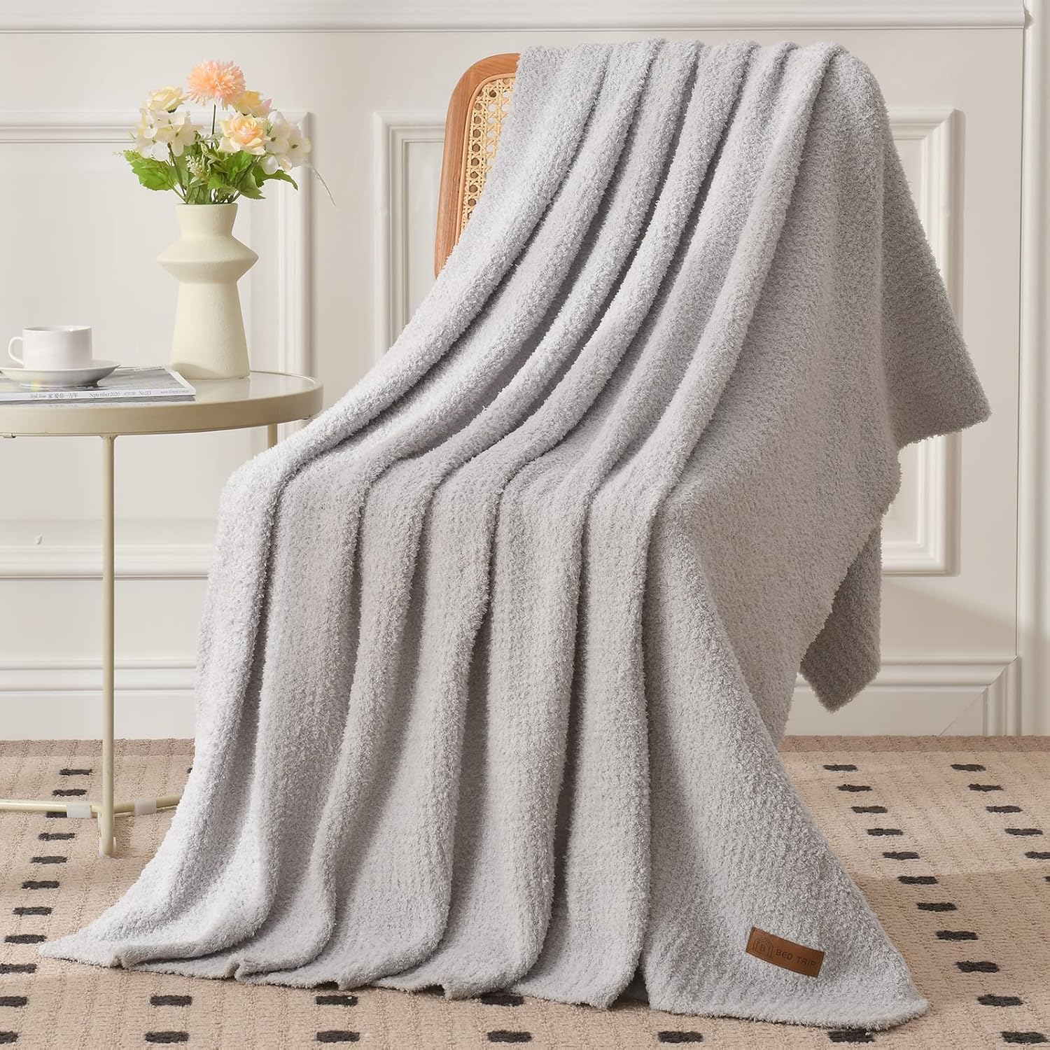 Bedpasda Manta de felpa plateada para sofá, manta de felpilla ligera y suave con textura mullida y diseño de ribete acanalado, manta decorativa de