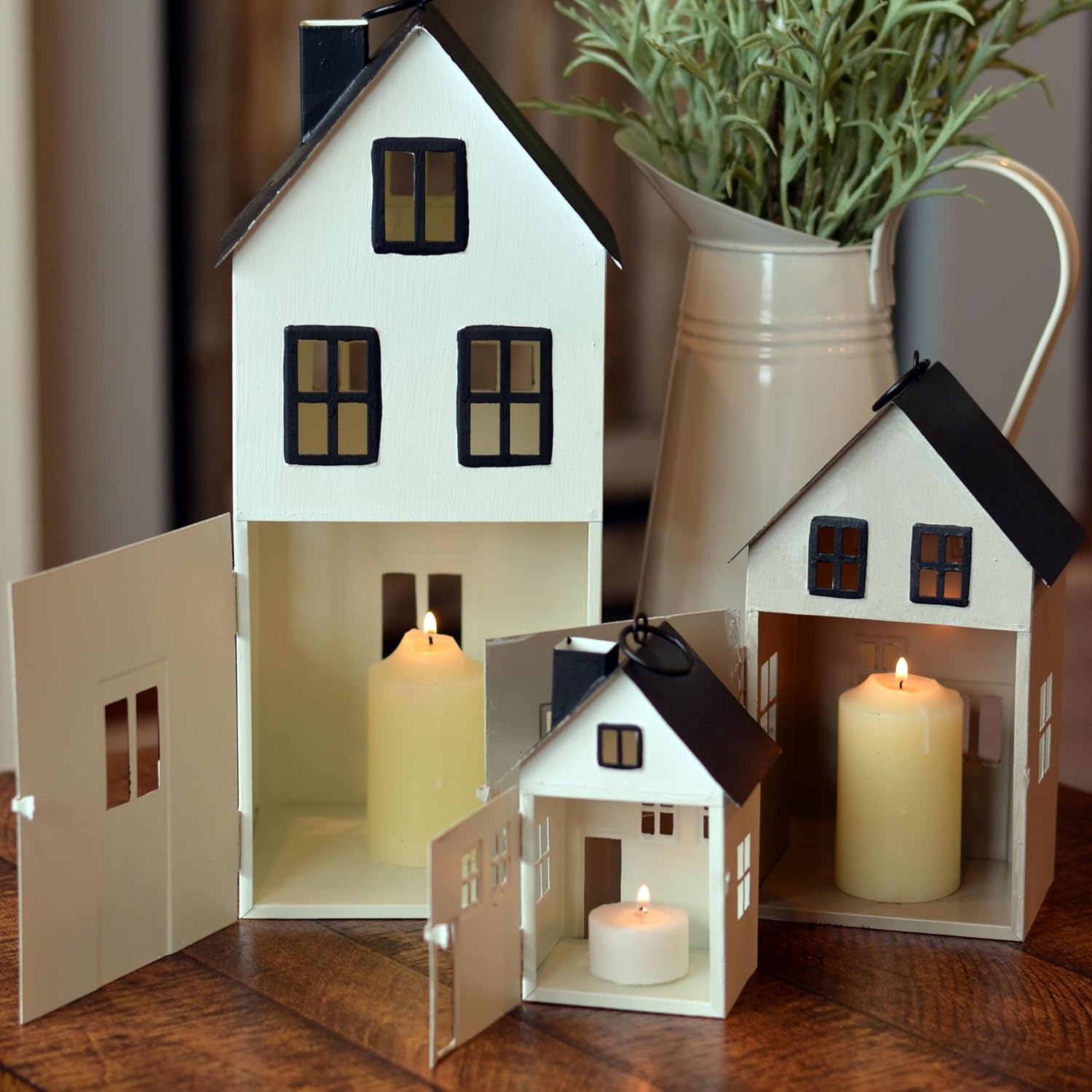 Main Street Town House – Juego de 3 faroles para velas, estilo vintage, techos negros rústicos, paredes blancas, metal, 13.75, 8.25 y 5 pulgadas de