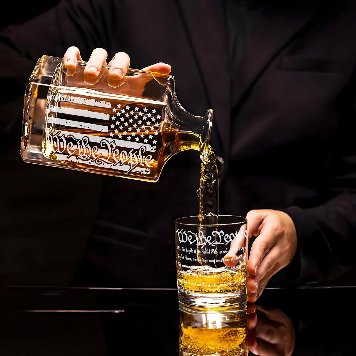 Juego de decantador de whisky para hombres, juego de decantador We The People con gafas, decantador de bandera estadounidense grabada para licor y