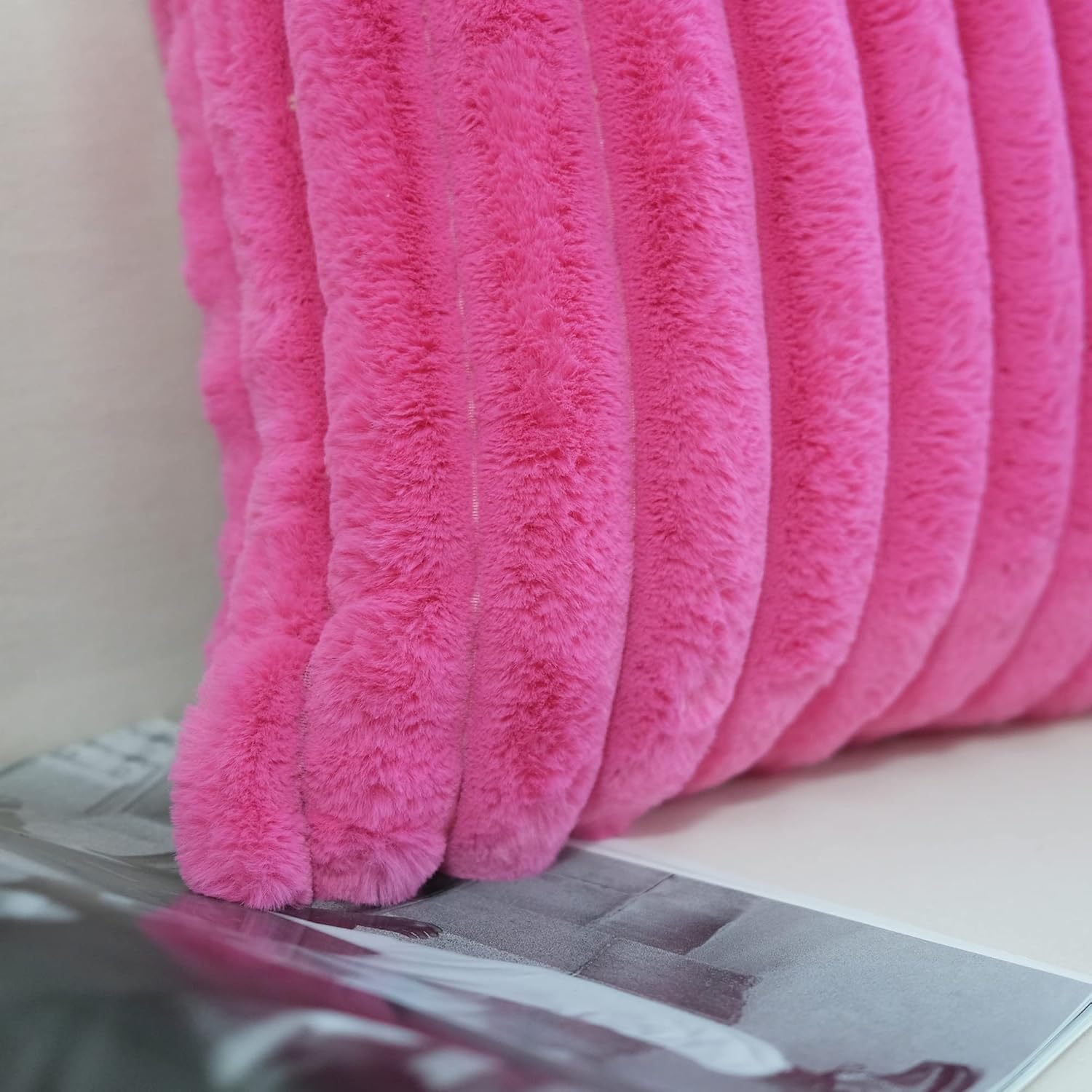 JOJUSIS Paquete de 2 fundas de almohada decorativas de felpa de pelo sintético para sofá, fundas de almohada suaves (rosa intenso, 18 x 18 pulgadas)