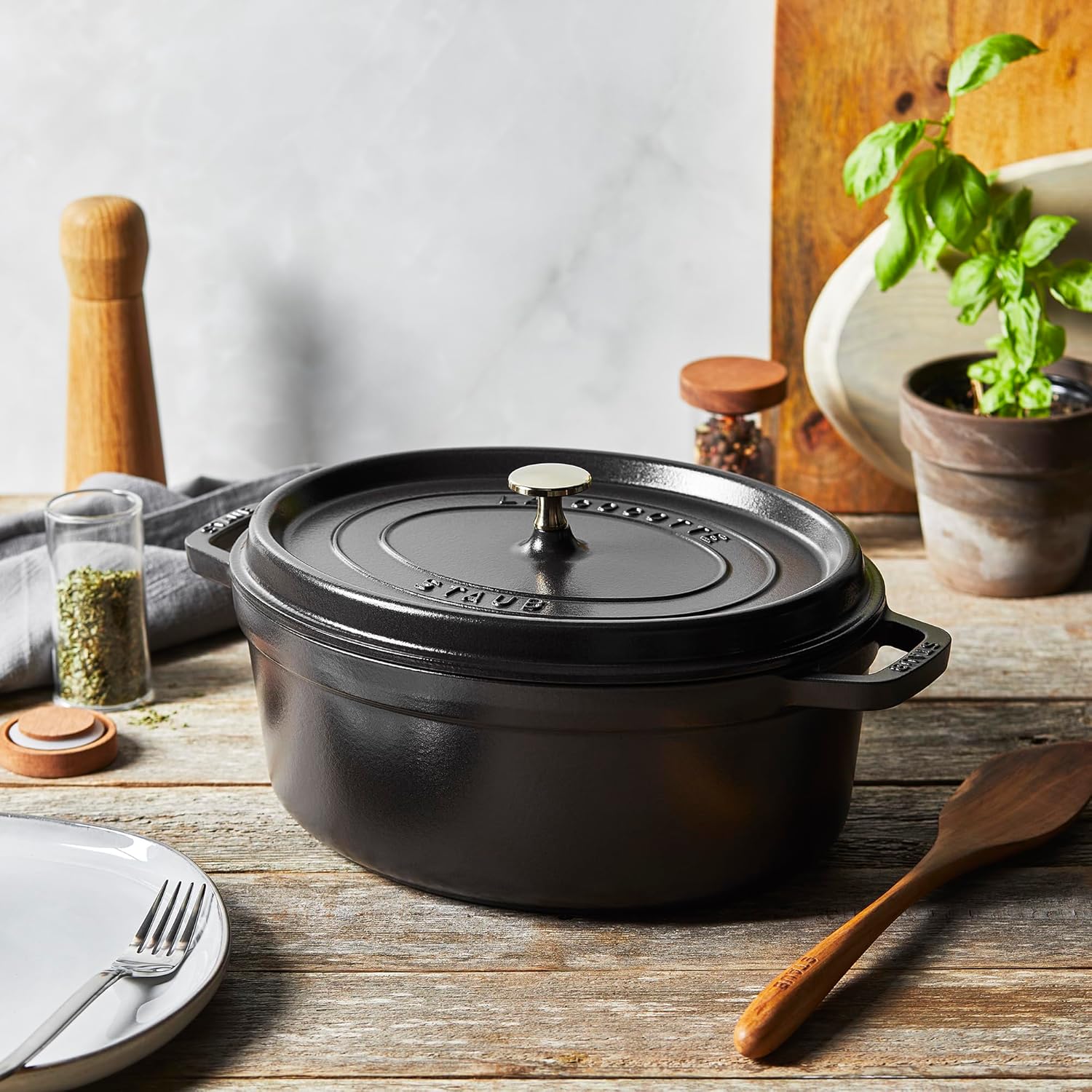 Staub Horno holandés ovalado de 8.5 cuartos de galón, color negro mate