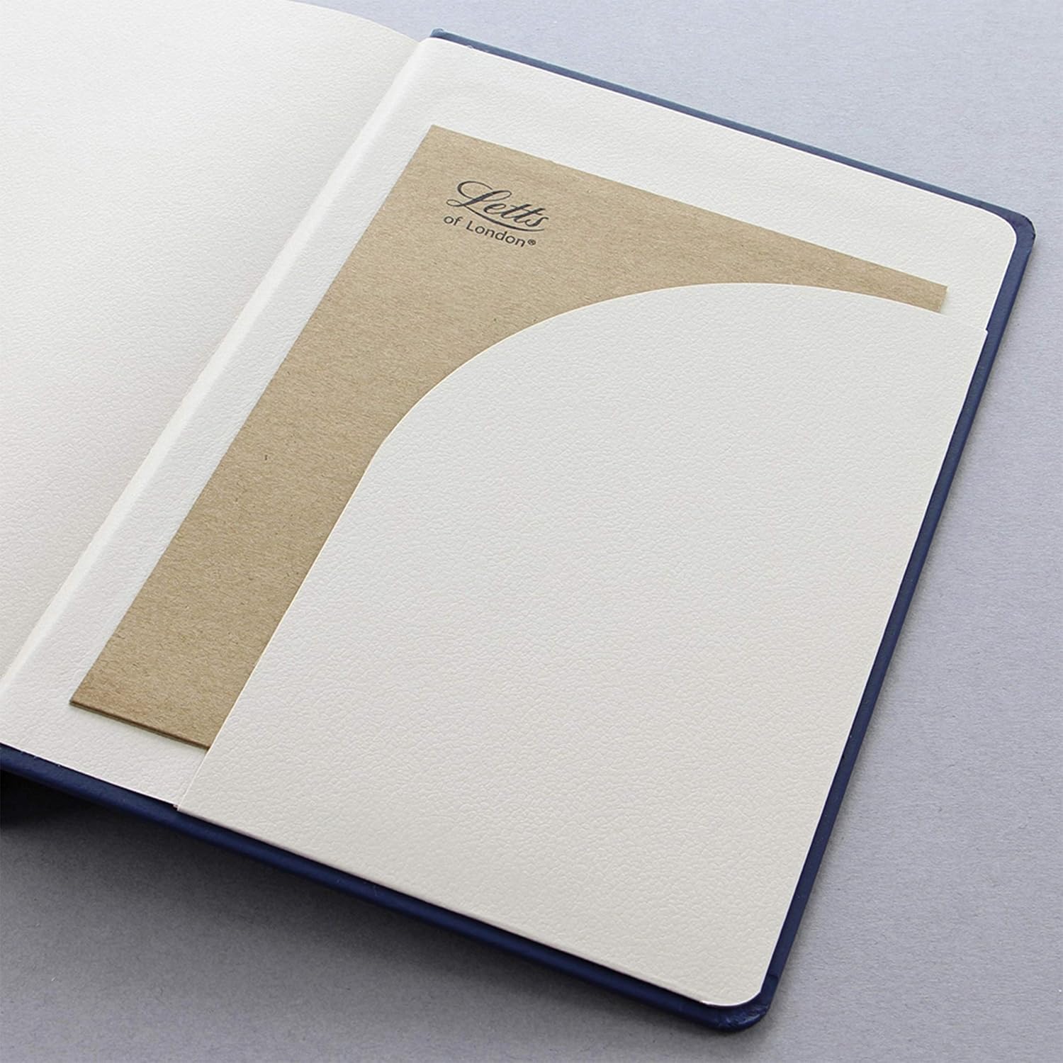 Letts Icon Book – Diario de viaje, papel crema, 192 páginas, 7.625 x 5 x 0.75 pulgadas, azul marino (B090155)