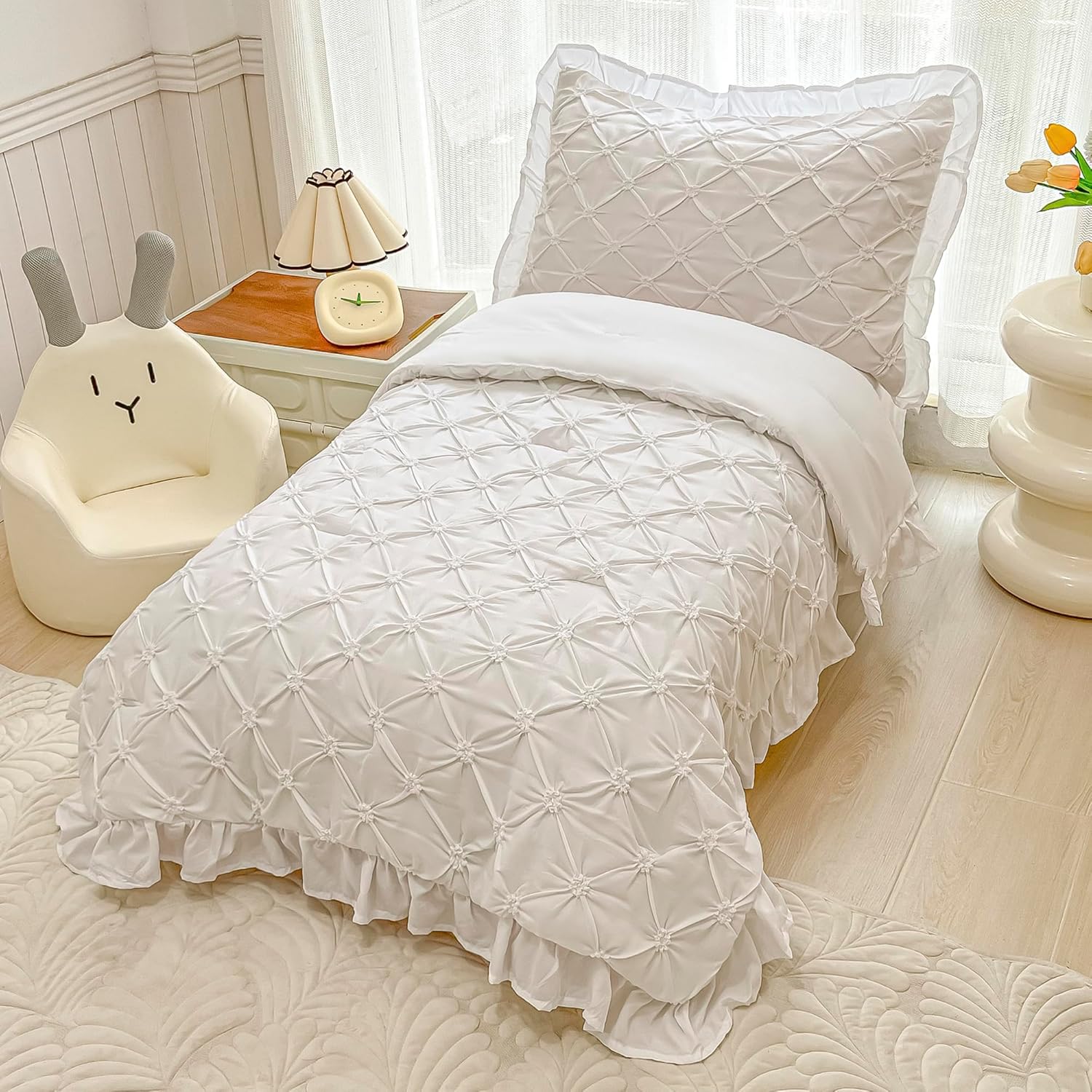 VIVILINEN Juego de ropa de cama para niñas pequeñas de 4 piezas con pliegues de color blanco fruncido floral 3D con diseño de pintuck para bebés y