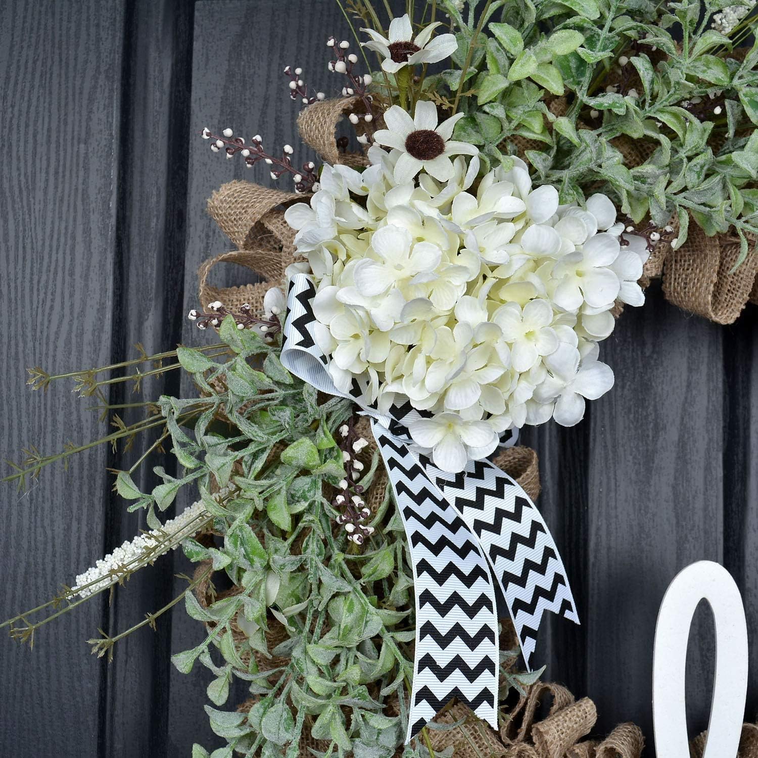 QUNWREATH Corona de arpillera para puerta delantera, corona de arpillera de 18 pulgadas, hecha a mano, corona de hortensias de granja  vid (blanco