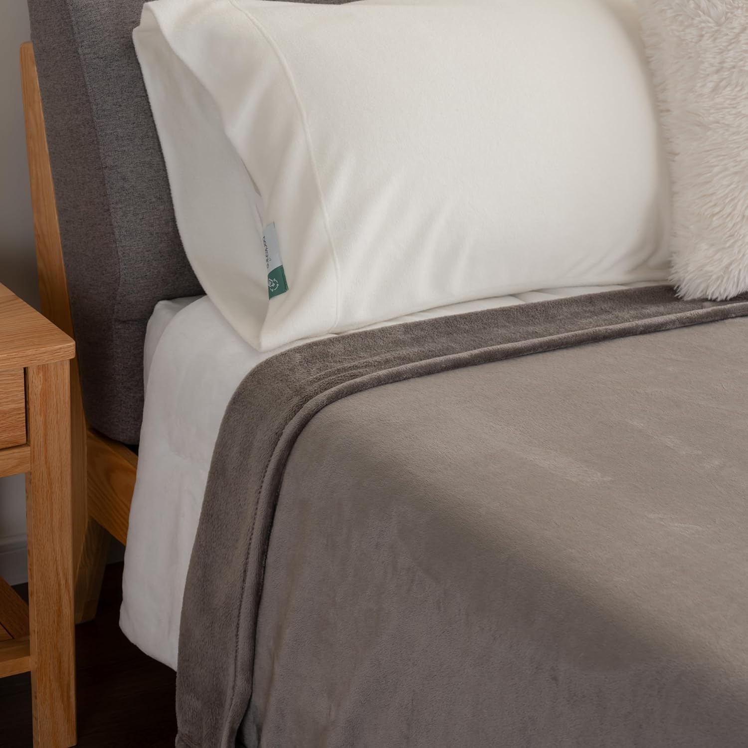 Berkshire Blanket Manta clásica de VelvetLoft para cama tamaño Queen, ligera, suave y mullida para cama y sofá, gris carbón, 90 x 90 pulgadas