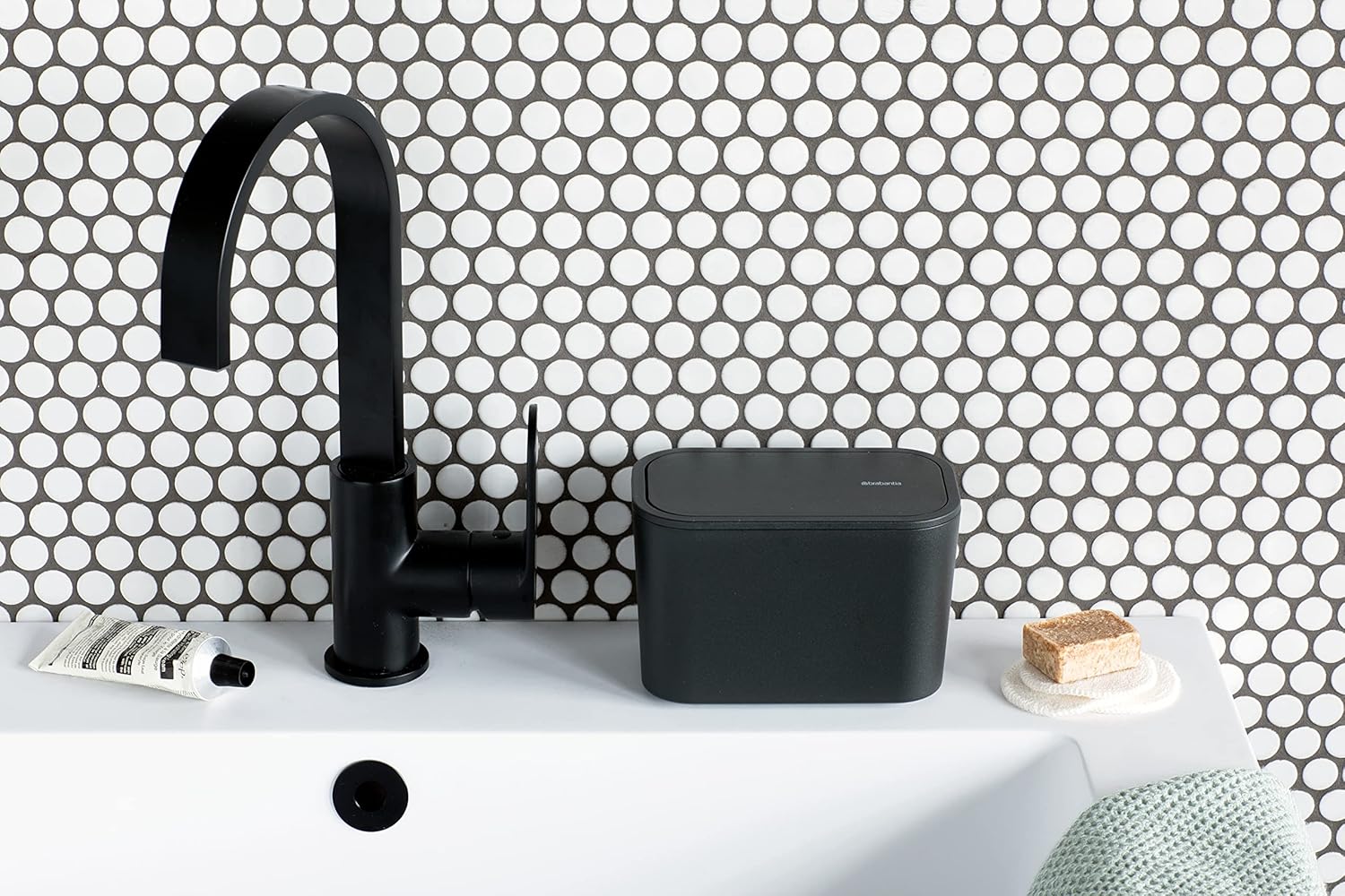 Brabantia MindSet – Cubo de basura pequeño para baño (gris oscuro) Contenedor higiénico con tapa abatible para desechar cosméticos usados,