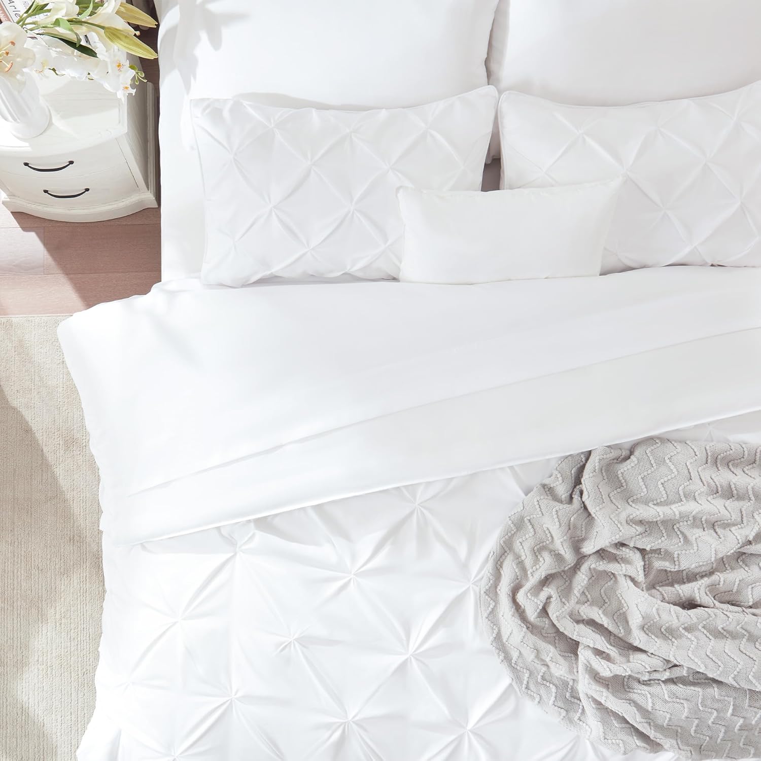 Juego de ropa de cama tamaño King con edredón y sábanas, 7 piezas para todas las estaciones, estilo pintuck duradero, diseño blanco puro para