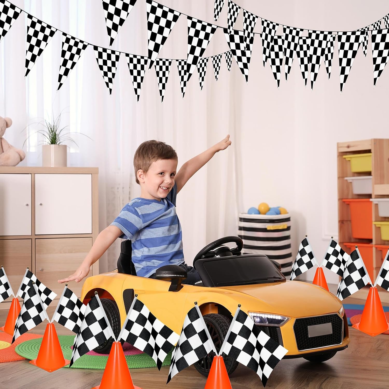 Buryeah 64 piezas de decoración de fiesta de autos de carreras, incluye 20 mini conos de tráfico con agujero en la parte superior, 40 banderas a