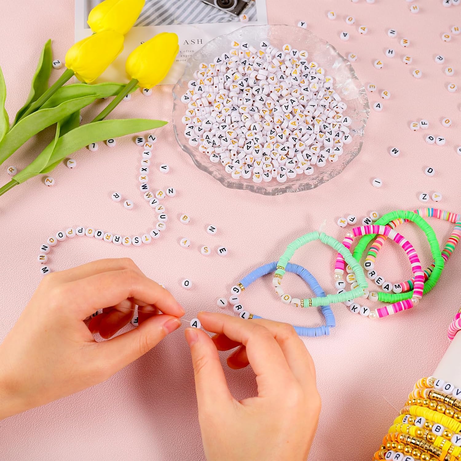 500 cuentas de letras para fabricación de joyas de 0.166 x 0.276 pulgadas, cuentas redondas blancas de la letra A para pulseras, cuentas del
