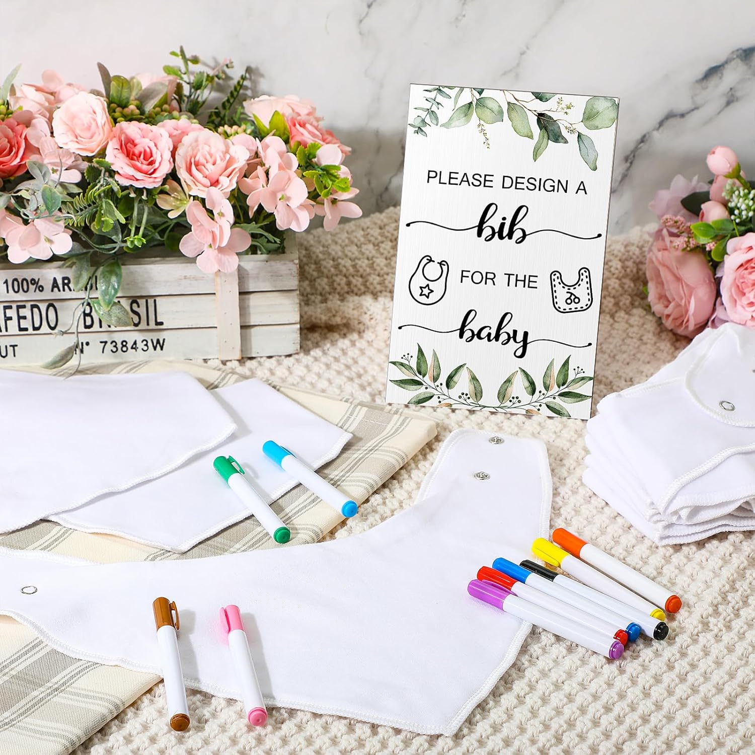 Qunclay Juego de 36 baberos para baby shower, diseño de babero para bebé, 25 baberos blancos en blanco para bebé, 1 letrero de babero de madera, 10
