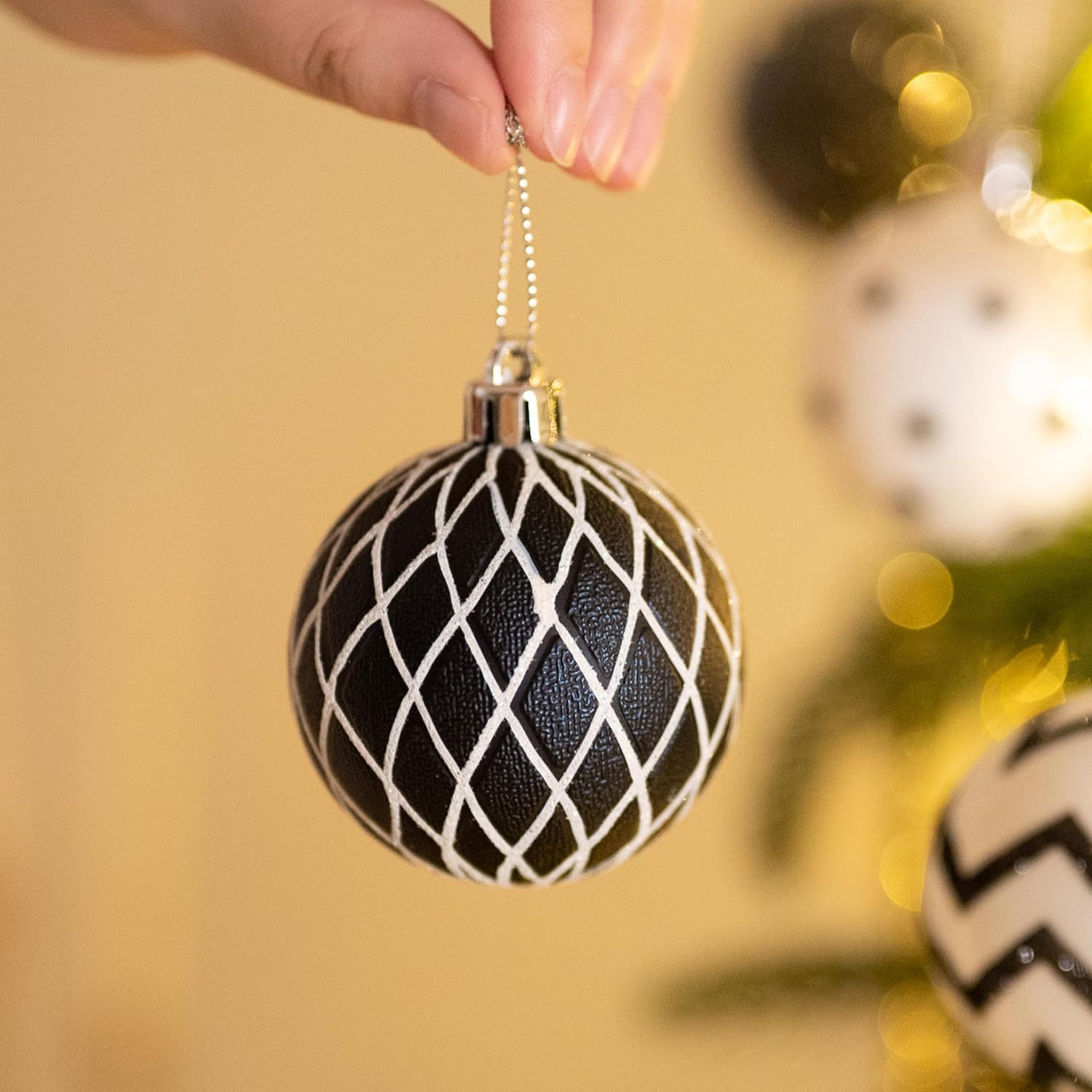 Valery Madelyn Juego de adornos de bolas de Navidad inastillables, 30 unidades, blanco y negro, 2.36 pulgadas, decoraciones modernas para colgar