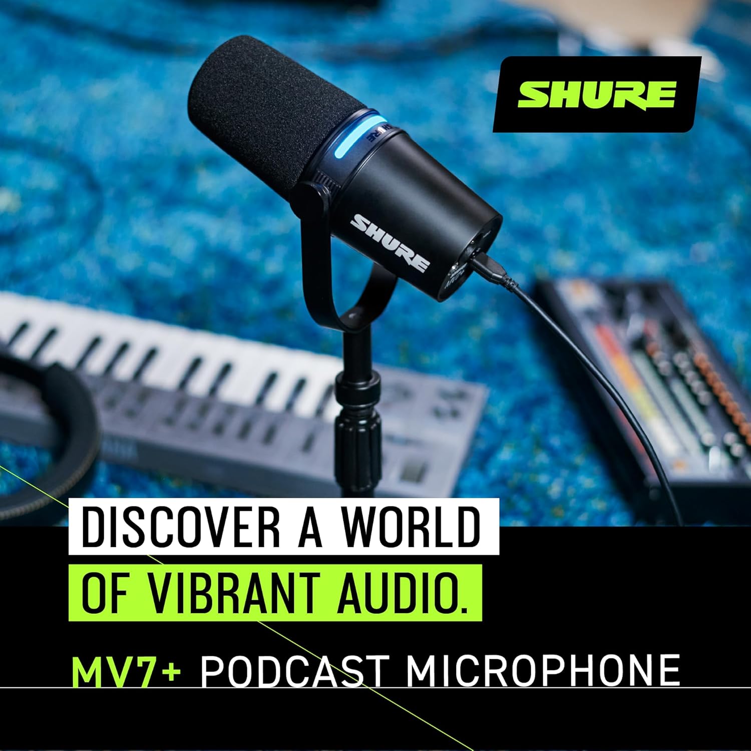 Shure MV7+ – Micrófono para podcast con soporte. Audio mejorado, panel táctil LED, salidas USB-C y XLR, modo de nivel automático, filtro pop