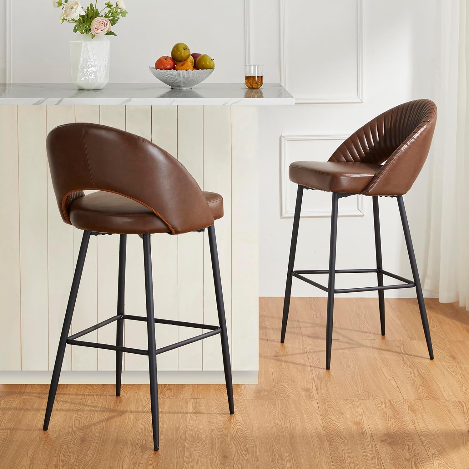 glitzhome Juego de 2 taburetes altos modernos de piel sintética, taburetes de bar altos de respaldo medio con patas cónicas de metal, sillas de bar