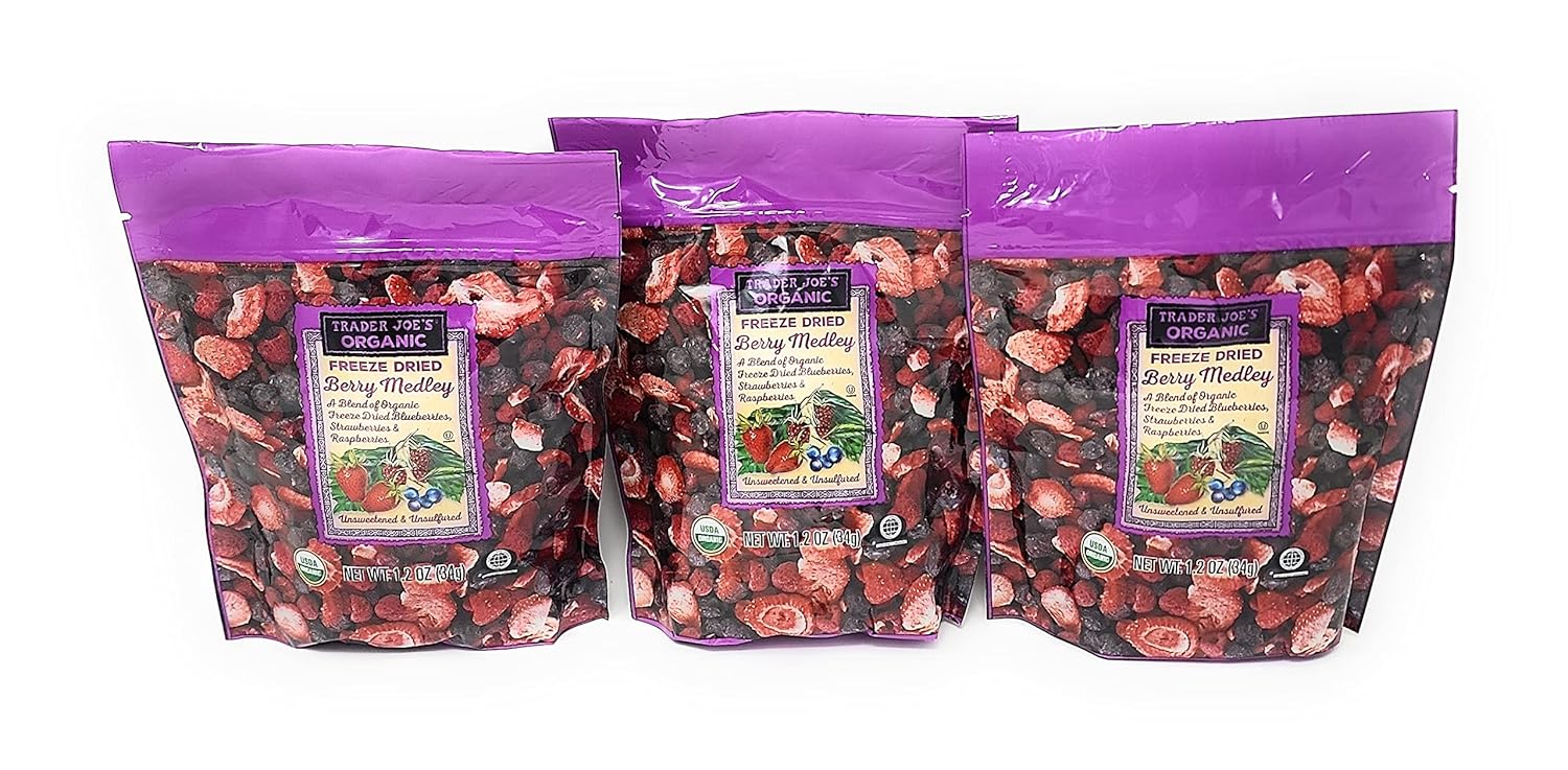 Trader Joe’s Mezcla orgánica de bayas liofilizadas (una mezcla de arándanos orgánicos, fresas y frambuesas) Peso neto 1.2 onzas (1.20 oz) – Paquete
