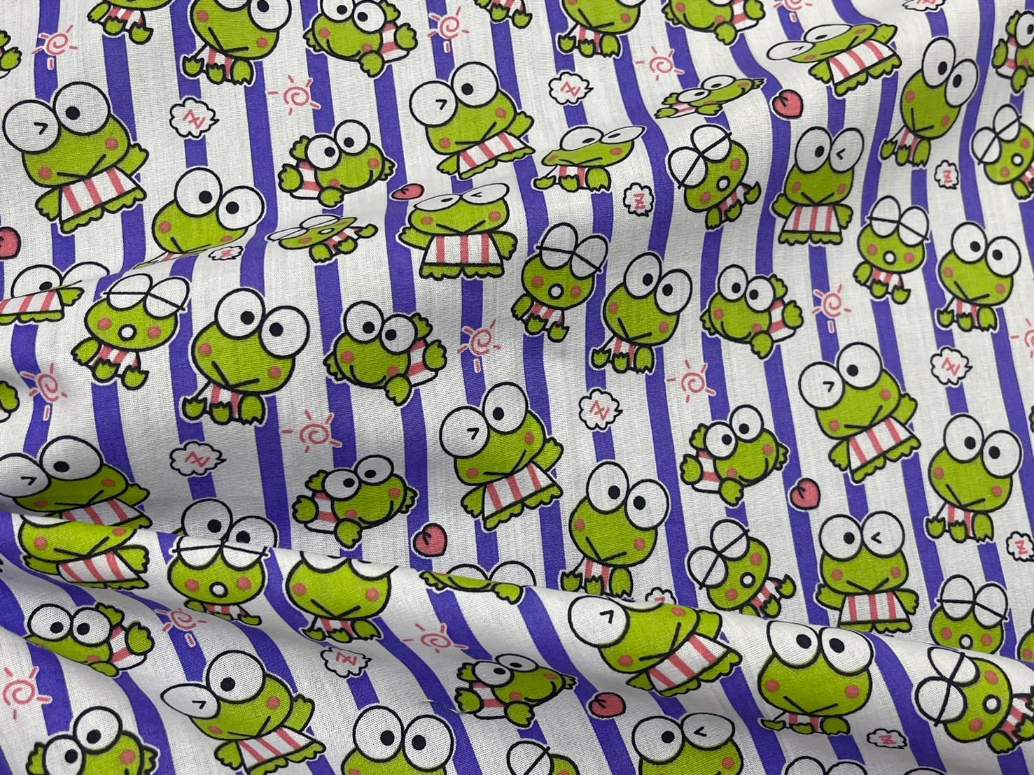 44 pulgadas verde Keroro Happy Frog rayas moradas impresas en tela de algodón blanco patrón temático con ranas para manualidades, parches