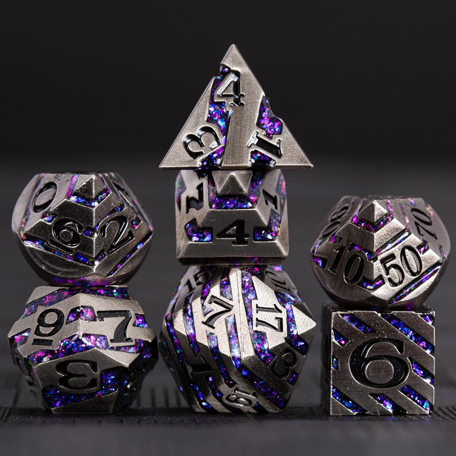 DND – Juego de dados de rayas de metal, 7 piezas de dados poliédricos RPG con estuche de regalo para Calabozos y Dragones (níquel envejecido morado)
