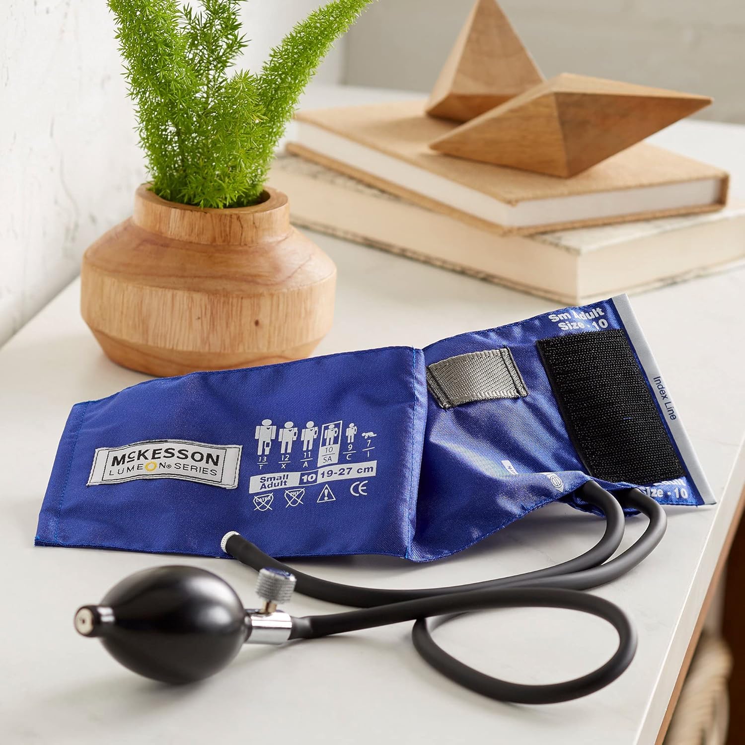 McKesson LUMEON – Manguito y bulbo para presión arterial, color azul real, adulto pequeño, 7.5 in a 10.6 in, 1 unidad