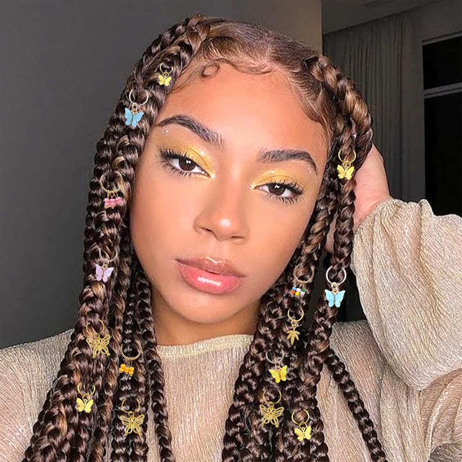 NAISKA 138 piezas de accesorios para rastas de cabello trenzadas de mariposa dorada con cuentas de colores, dijes y colgantes para trenzas, bobinas
