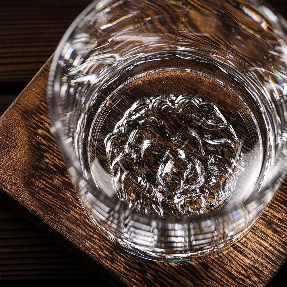 QUEEN&STONE LEAD FREE Vasos de whisky antiguos con patrón de león en la parte inferior gruesa con peso de 10 onzas, juego de 4 perfectos para
