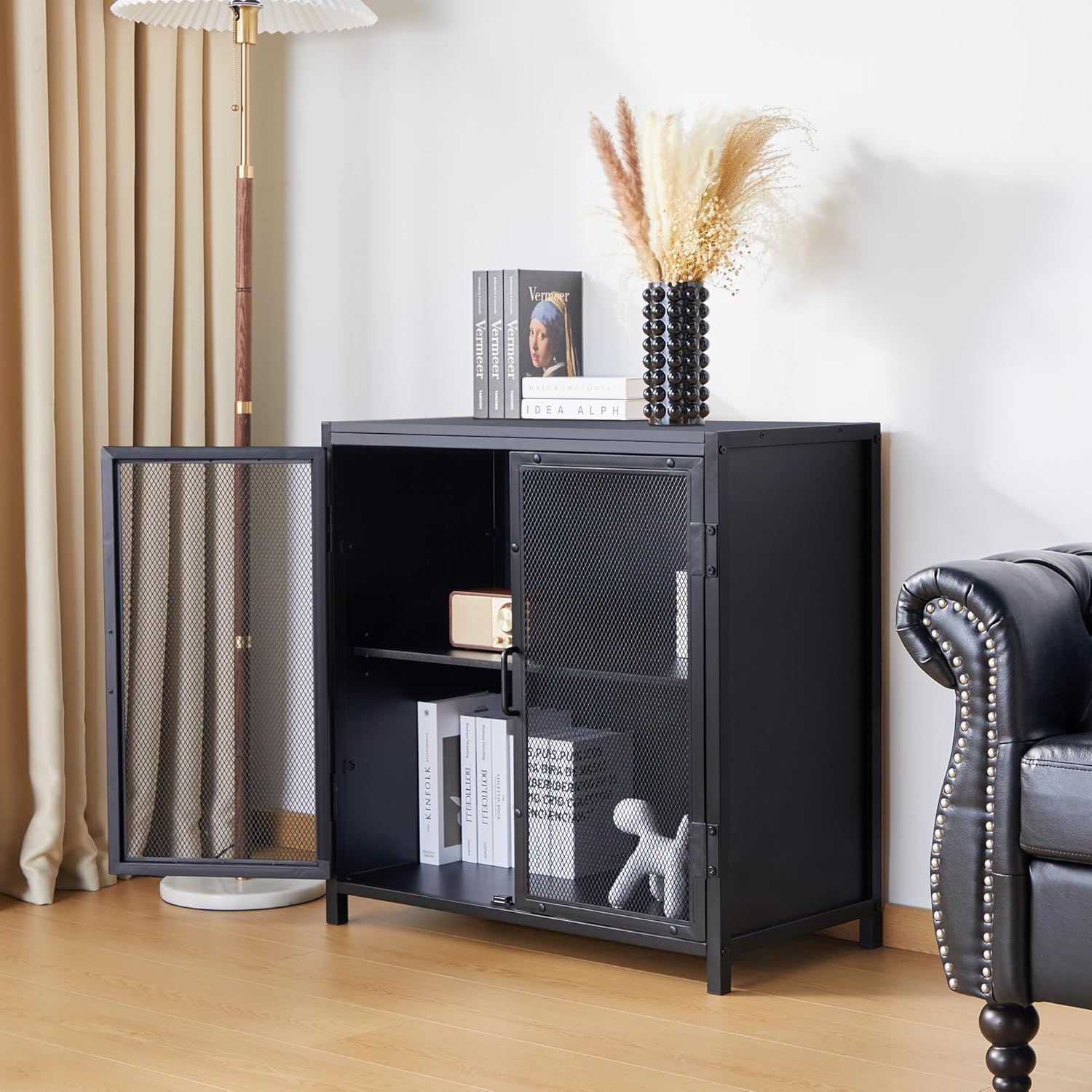 Gabinete de buffet, armario de almacenamiento de buffet moderno con puertas de rejilla de hierro y escritorio de madera, aparador independiente para