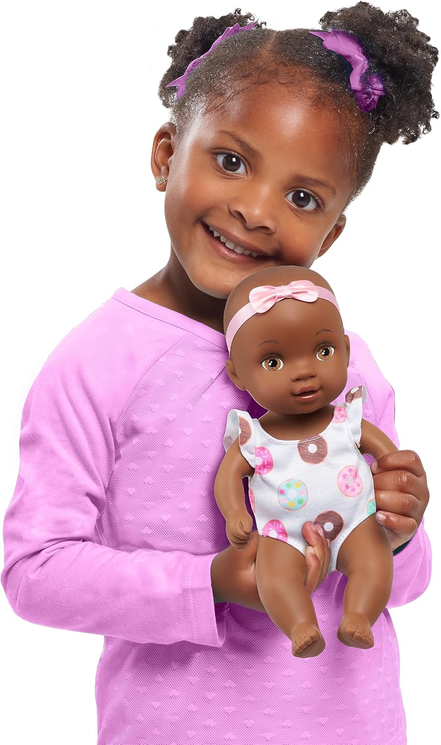WaterBabies Just Play – Muñeca Sweet Cuddlers, Donuts, apoya una asociación con caridad agua, muñeca de bebé llena de agua, juguetes para niños a