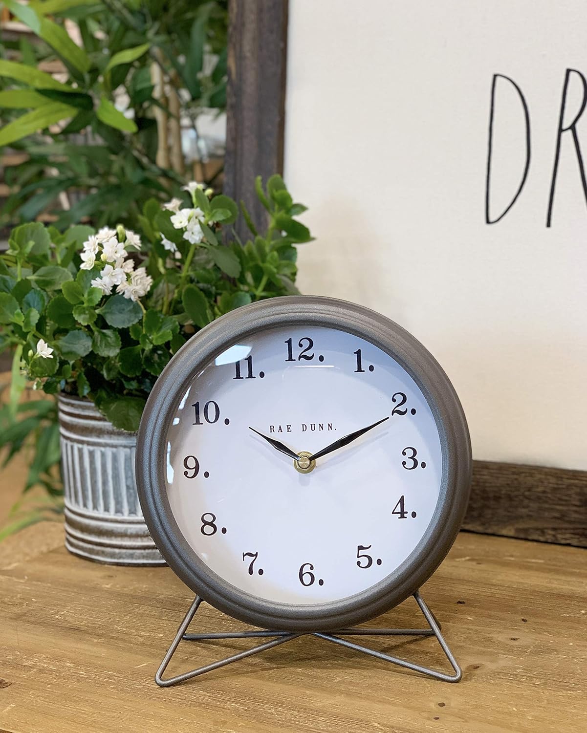 Rae Dunn Reloj de escritorio, funciona con pilas, diseño rústico moderno, mango superior para dormitorio, oficina, cocina, pequeña pantalla