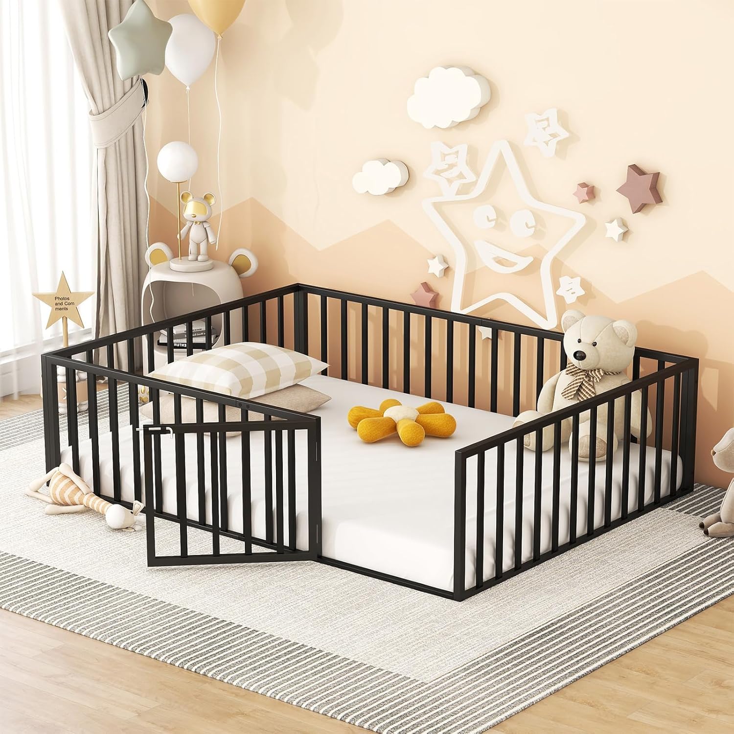 Cama de suelo de metal Queen, marco de metal resistente con valla y puerta, ideal para transición Montessori